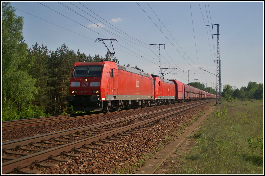 Mit dem Erzpendel fuhren DB Cargo 185 052-8 und 185 164 mit dem Erzpendel am 19.05.2017 planmig durch die Berliner Wuhlheide