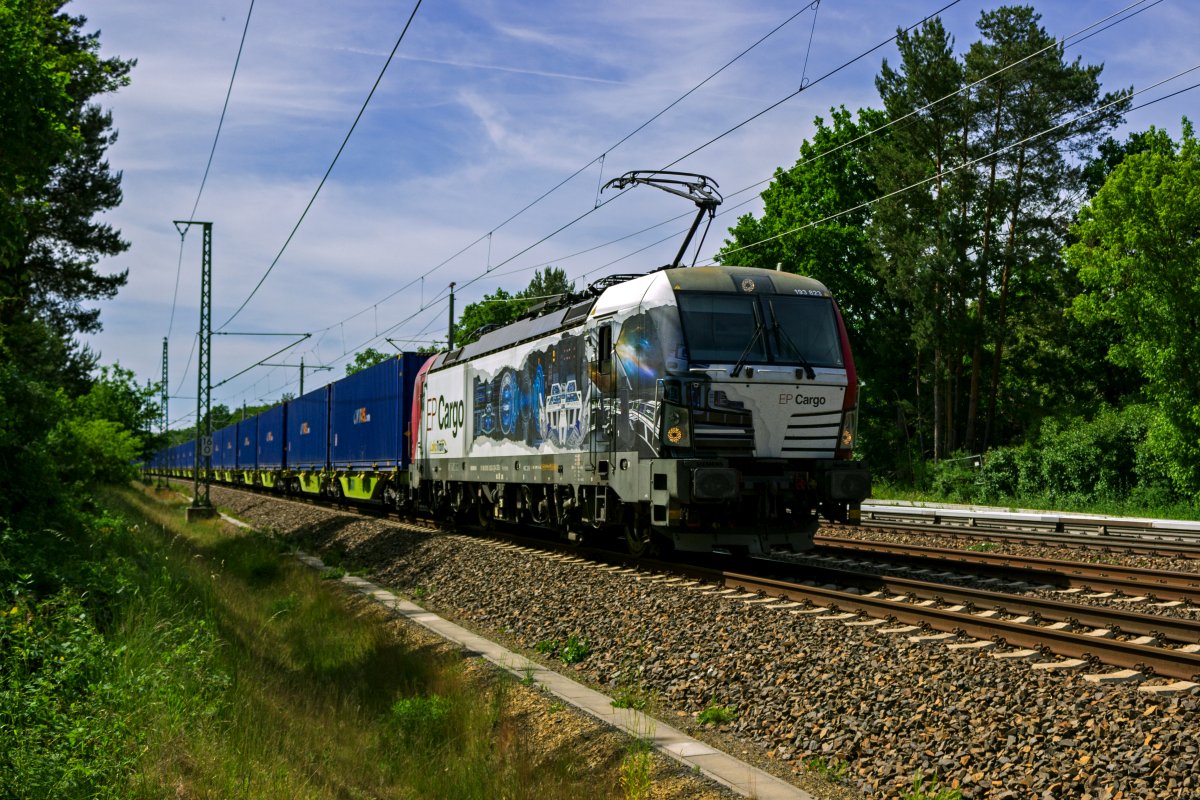 Mit einem Containerzug am Haken ist die 193 823 von EP Cargo �stlich von Berlin-Friedrichshagen unterwegs in Richtung Frankfurt.