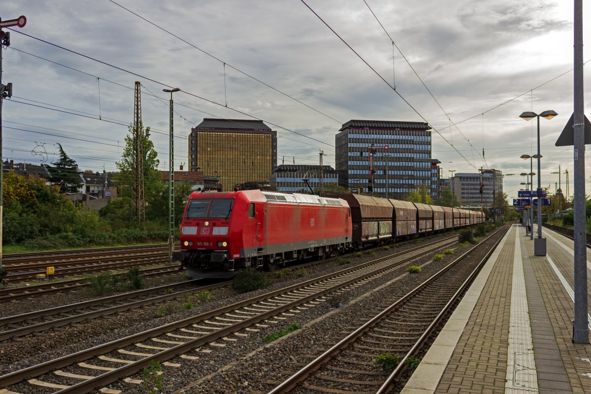 Mit einem Ganzzug aus Selbstentladewagen ist 185 168 am 27.10.22 in D�sseldorf-Rath unterwegs in Richtung Ruhrgebiet.