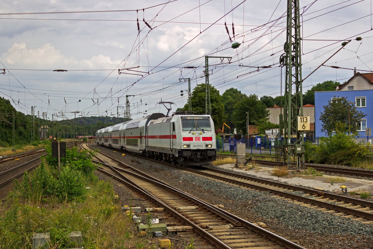 Mit einem InterCity nach K�ln durchf�hrt 146 553 am 29.07.22 den Bahnhof Bielefeld-Brackwede.