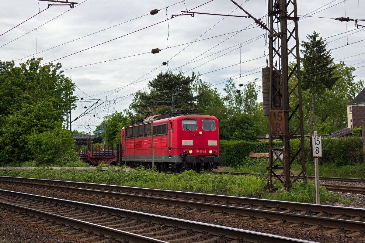 Mit einem mit Stahlrohren beladenen G�terzug f�hrt 151 034 am 16.05.19 in Oberhausen-Osterfeld ein. Auch dieser Sechsachser fand sich etwa drei Monate sp�ter abgestellt im Stillstandsmanagement wieder.