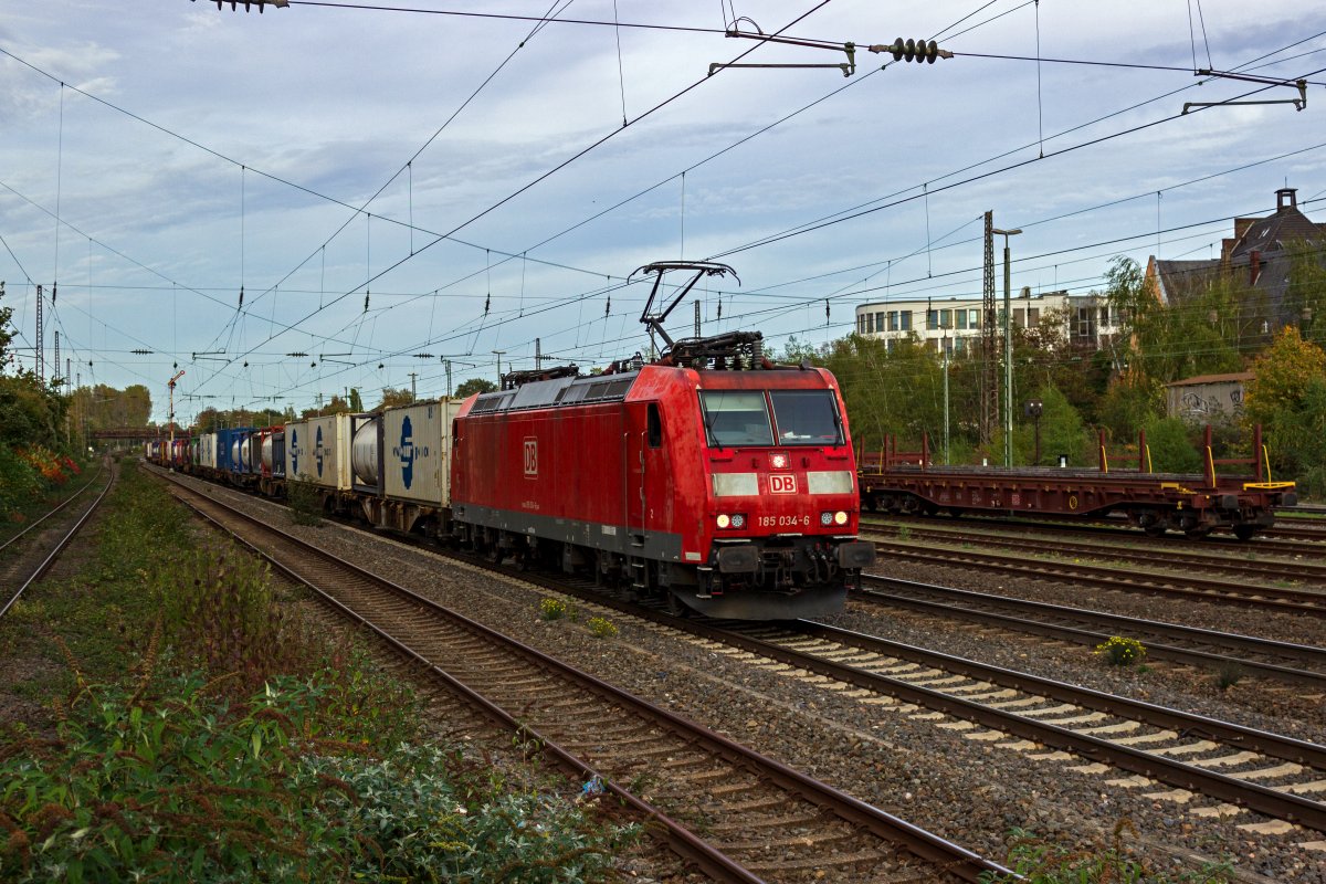 Mit einem Zug des Kombinierten Verkehrs ist die etwas verblasste 185 034 am 27.10.22 in D�sseldorf-Rath unterwegs.
