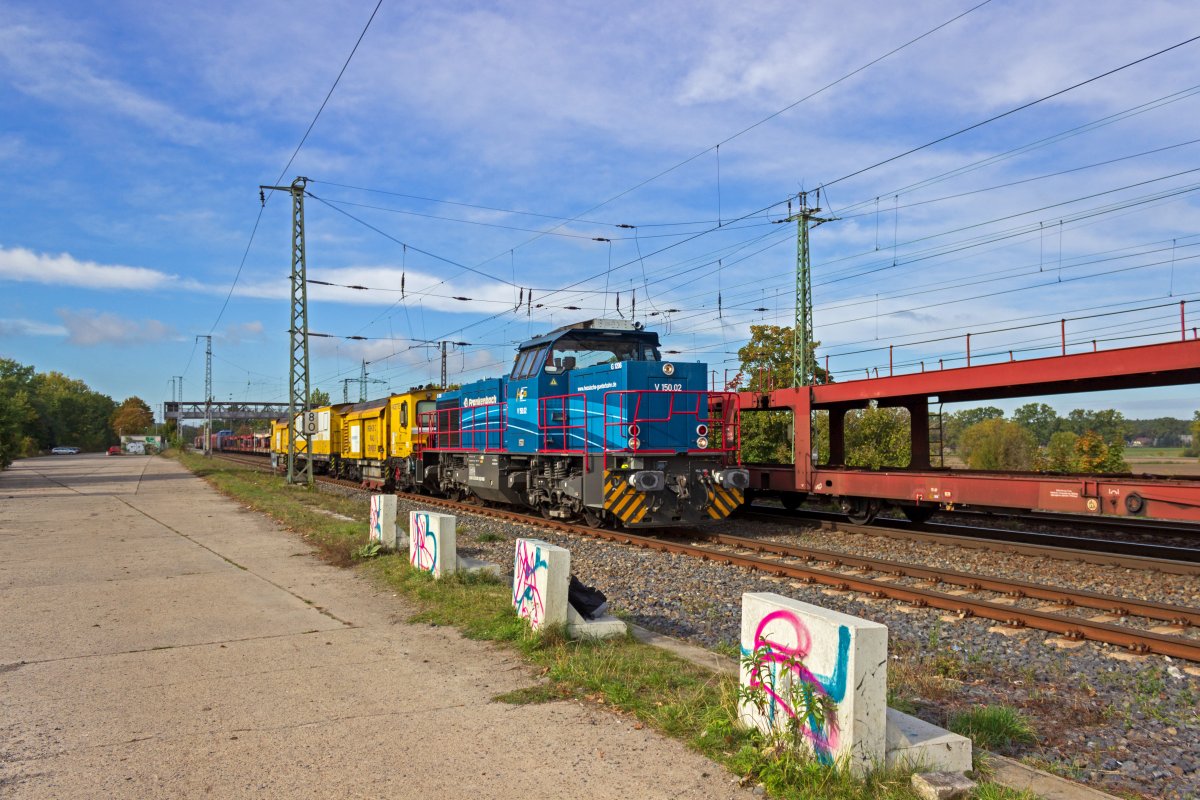 Mit einigen Gleisbaumaschinen im Schlepptau durchf�hrt V 150.02 der HGB (92 80 1275 501-5 D-HGB) am 13.10.2020 Saarmund.