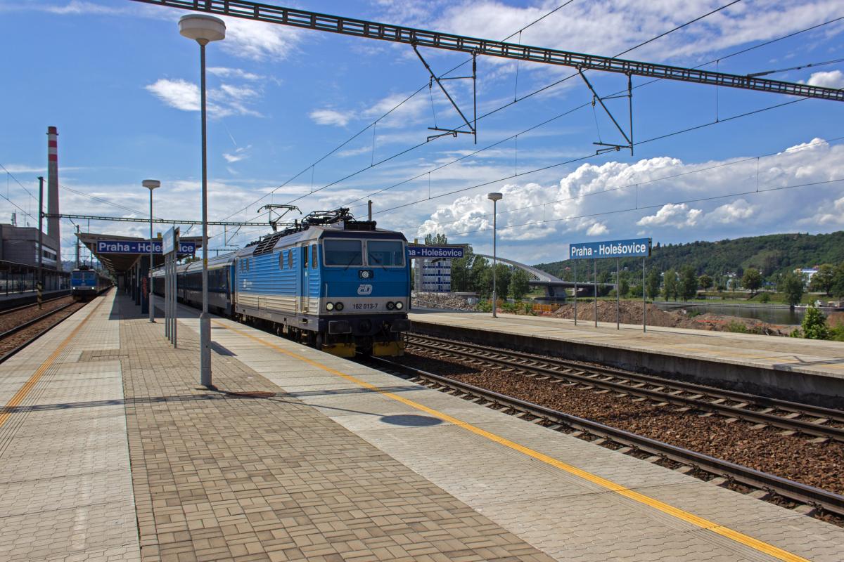 Mit R 611  Kru�nohor  aus Cheb hat 162 013 Hole�ovice einige Minuten vor dem Fahrplan erreicht. Da der Zug in Prag endet wird die Fahrt dennoch unmittelbar nach Abschluss des Fahrgastwechsels fortgesetzt.