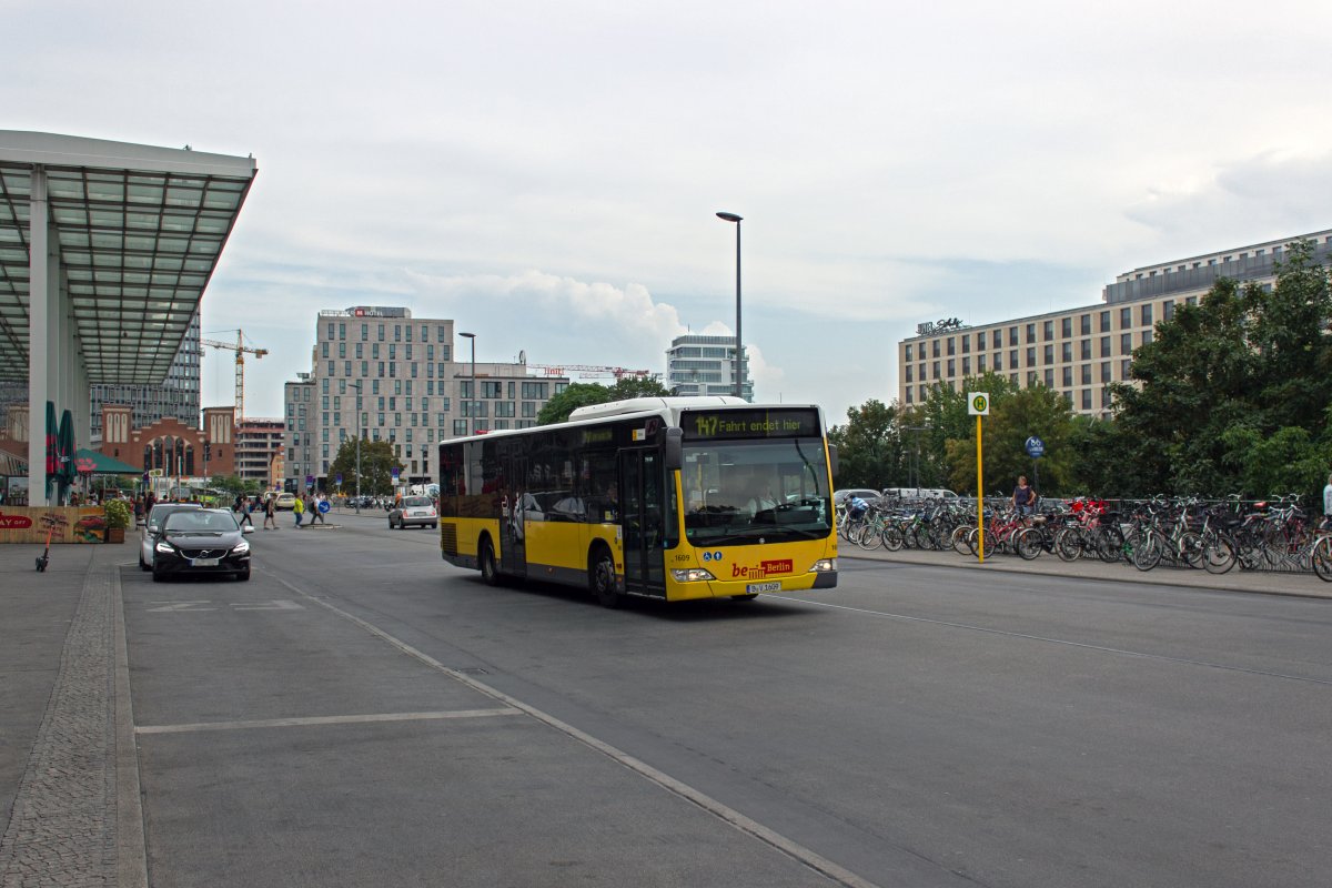 Mitten durch das Berliner Zentrum verl�uft die Buslinie 147, die den Hauptbahnhof mit dem Ostbahnhof verbindet und dabei eine Reihe touristischer Hotspots mitnimmt. Wagen 1609 f�hrt am 28.08.19 nach der Ankunft am Ostbahnhof in die Pause.
