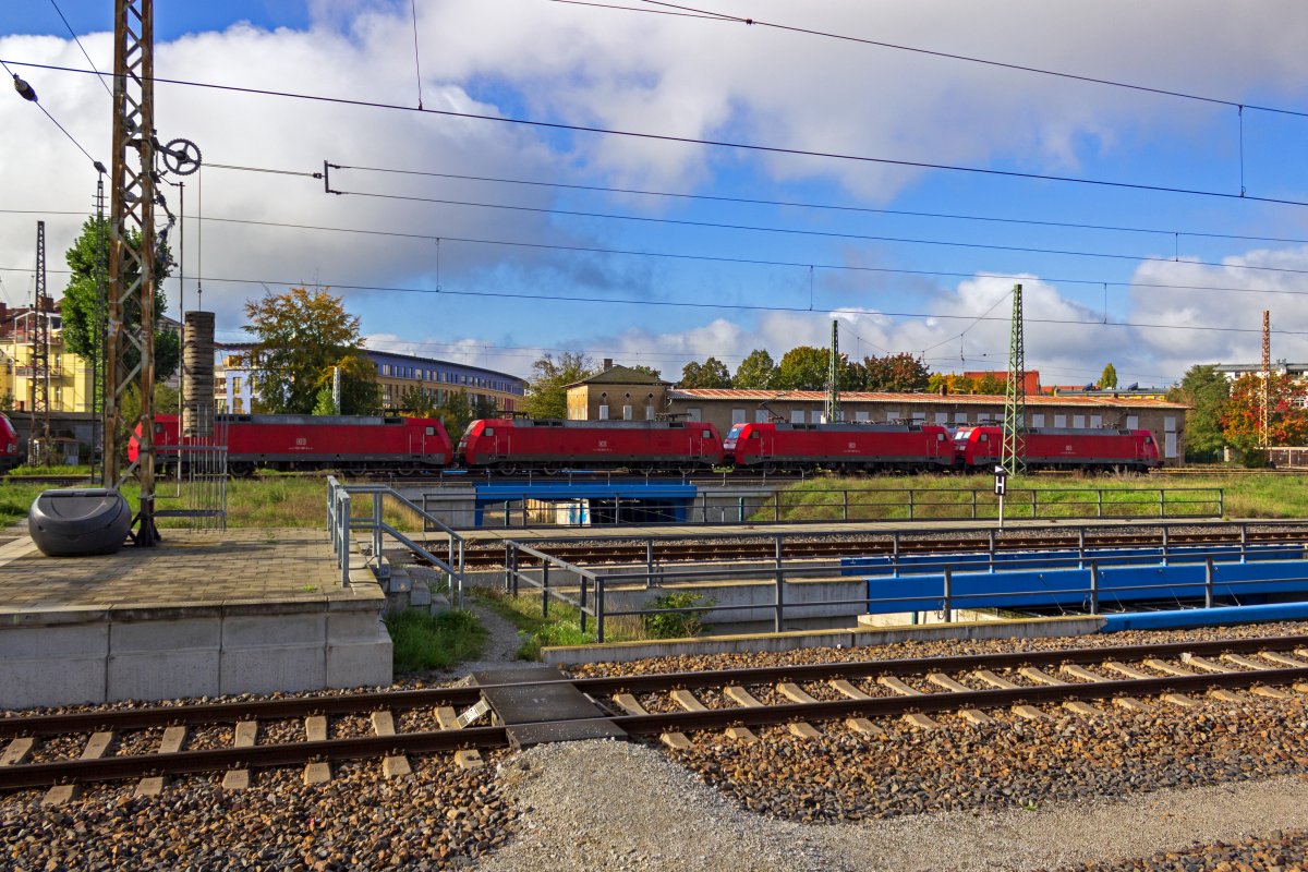 Moderne Lokomotiven sind in der Lage mehrere Fahrzeuge von einem F�hrerstand aus zu steuern. Diese vier Loks der Baureihe 152 sind allerdings nicht gemeinsam im Einsatz, sondern lediglich abgestellt. Nur die zwei rechten Loks begannen kurz nach der Aufnahme zu rangieren.