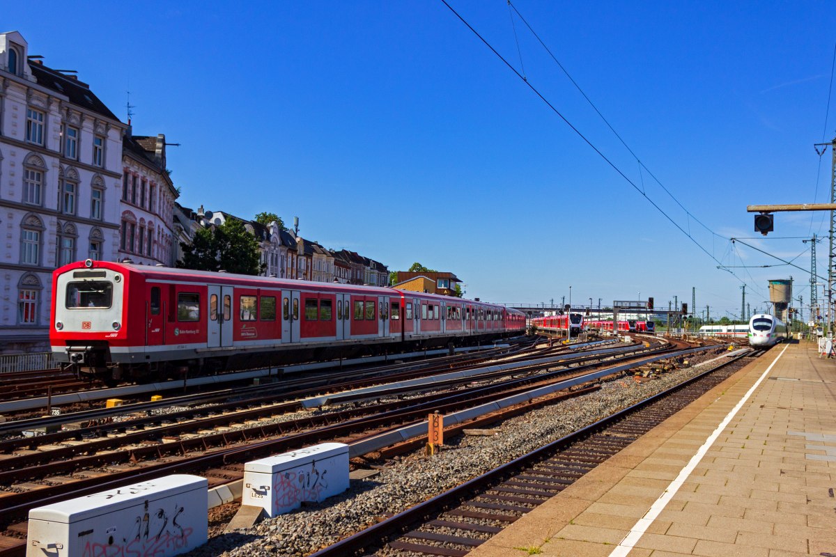 Nach einem Halt in Hamburg-Altona f�hrt 472 046 als S11 in Richtung Poppenb�ttel die oberirdische Verbindungsstrecke zwischen Altona und dem Hamburger Hauptbahnhof und passiert dabei zum zweiten mal binnen weniger Minuten die Fernbahnsteige.
