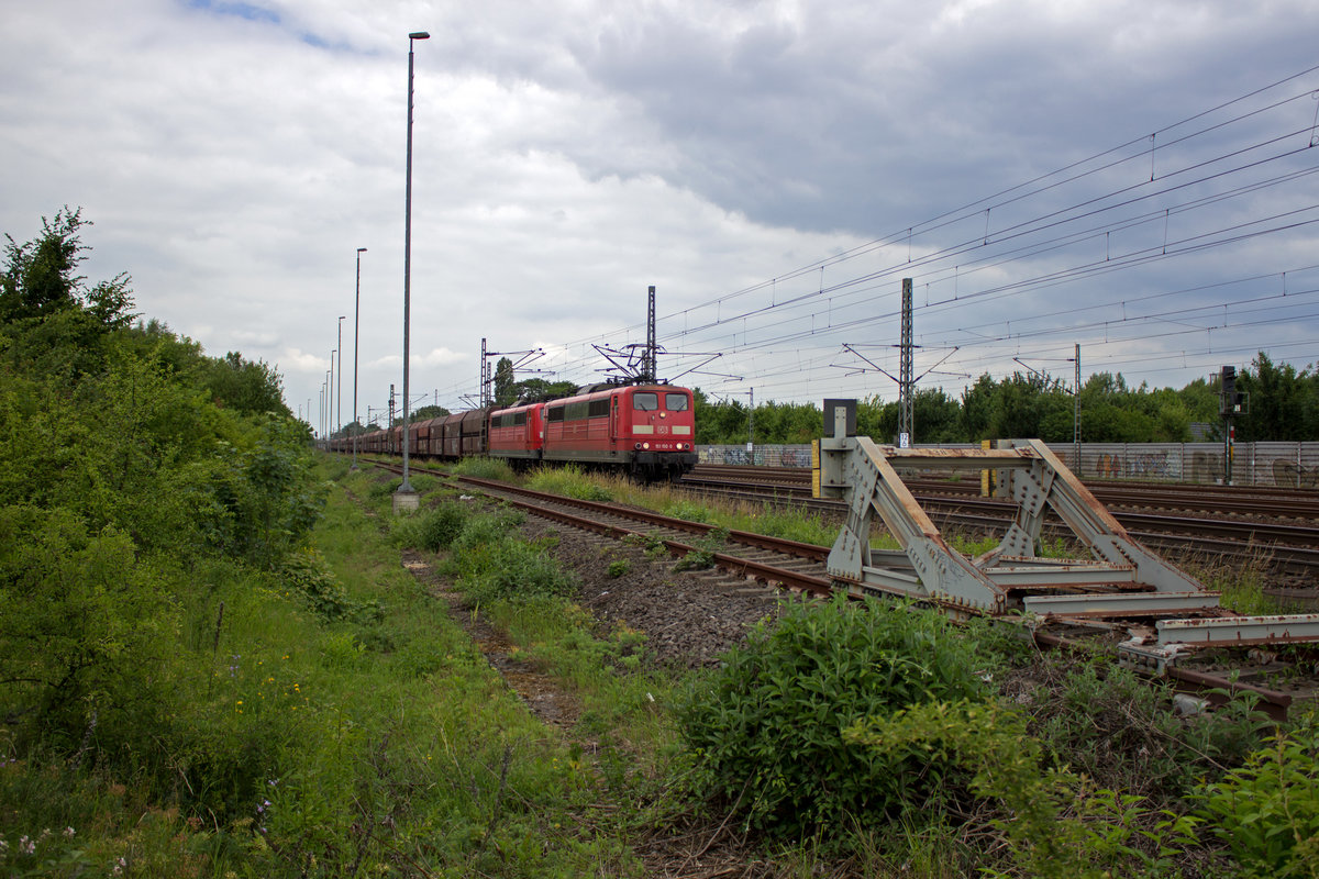 Nach ganz gew�hnlichen DB-Loks sehen 151 150 und 151 058 aus, die hier am 13.06. bei Porz unterwegs sind. Doch seit dem 01.01.17 geh�ren sie, wie alle noch aktiven 151 und 155 Railpool und sind nur noch an die DB vermietet.