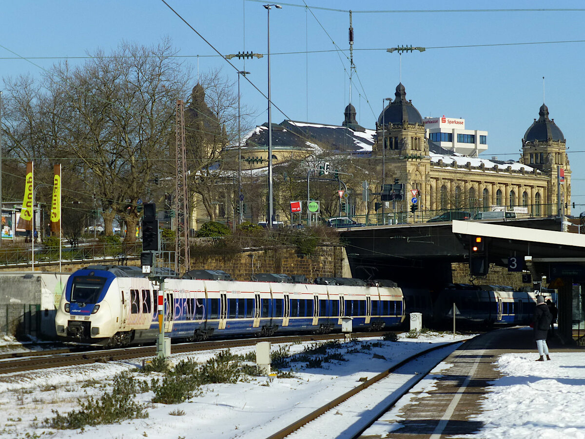 National-Express-RE Richtung K�ln am 12. Februar 2021 bei der Durchfahrt in Steinbeck, vorne ET 352.