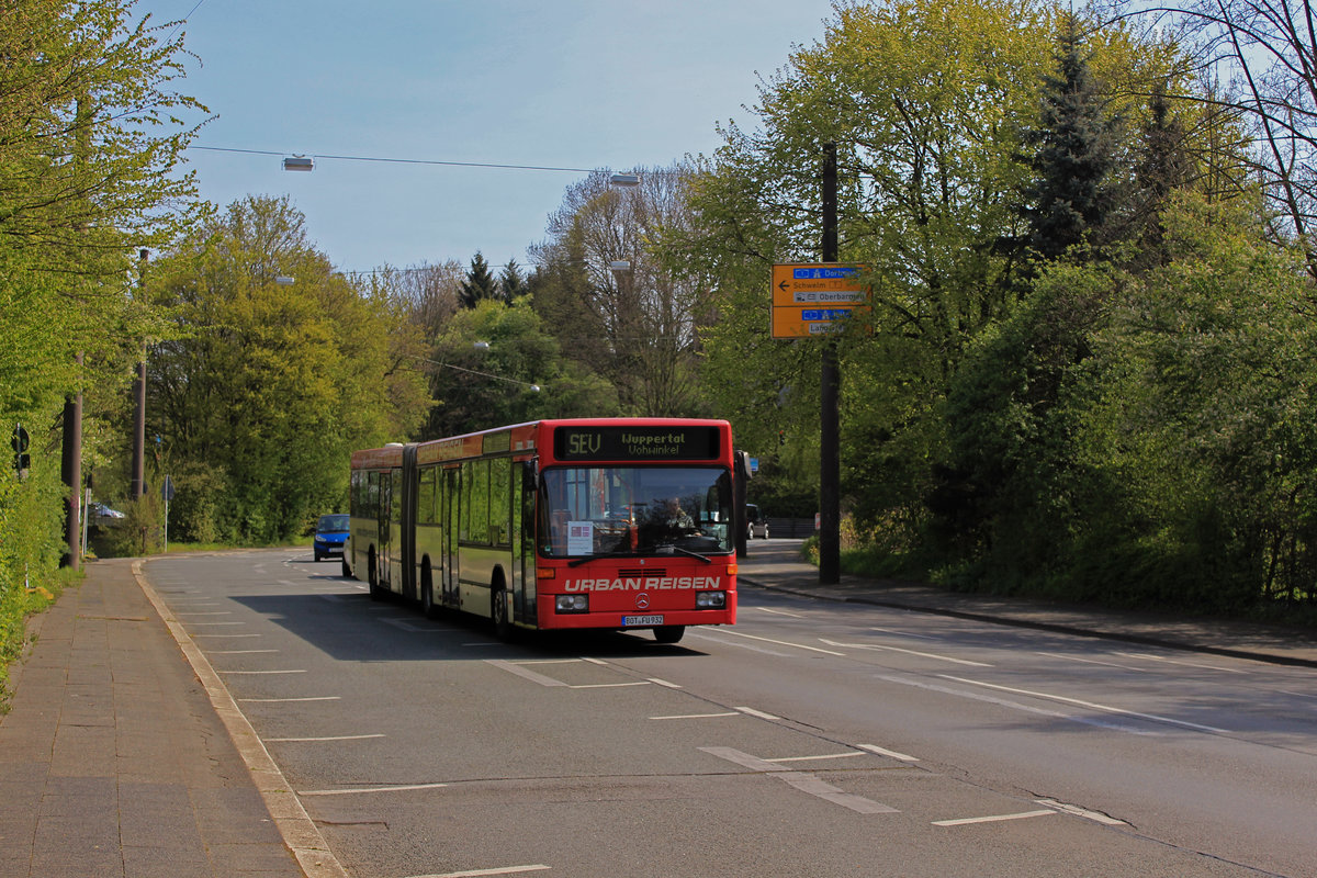 Neben allerhand moderner Busse waren während des großen Schienenersatzverkehrs während der Osterferien in Wuppertal auch vereinzelt etwas reifere Modelle unterwegs. So etwa dieser Mercedes-Benz O405GN2 der Firma Urban Reisen, der vermutlich gegen Ende des vergangenen Jahrhunderts zugelassen wurde.