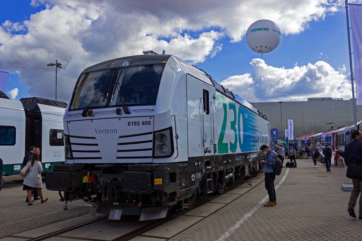 Neben verschiedenen DualMode-Varianten erweitert Siemens auch das Portfolio an elektrischen Vectron-Lokomotiven. Neben einer geplanten Variante mit erh�hter Leistung f�r den transalpinen Verkehr unter der Bezeichnung XLoad ist das am weitesten fortgeschrittene Projekt eine Hochgeschwindigkeitsversion mit einer Vmax von 230km/h. Ein Prototyp dieser Variante war mit 6193 400 auf der InnoTrans 2022 vertreten.