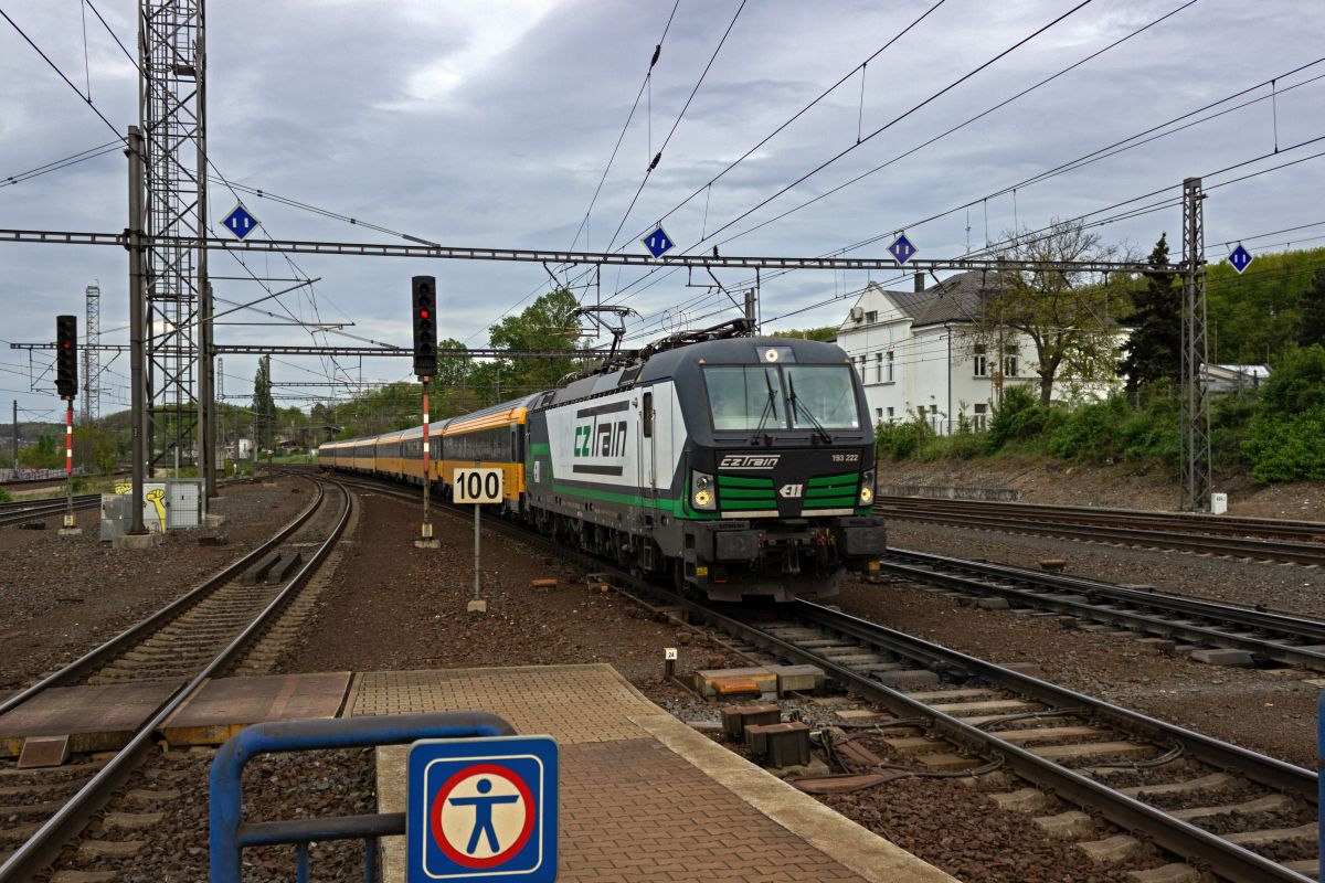 Neben zahlreichen eigenen Lokomotiven setzt RegioJet vereinzelt auch angemietete Fahrzeuge an, so wie hier 193 222, die mit einem vermutlich aus Wien kommenden Zug das Ziel Praha hl.n. fast erreicht hat.