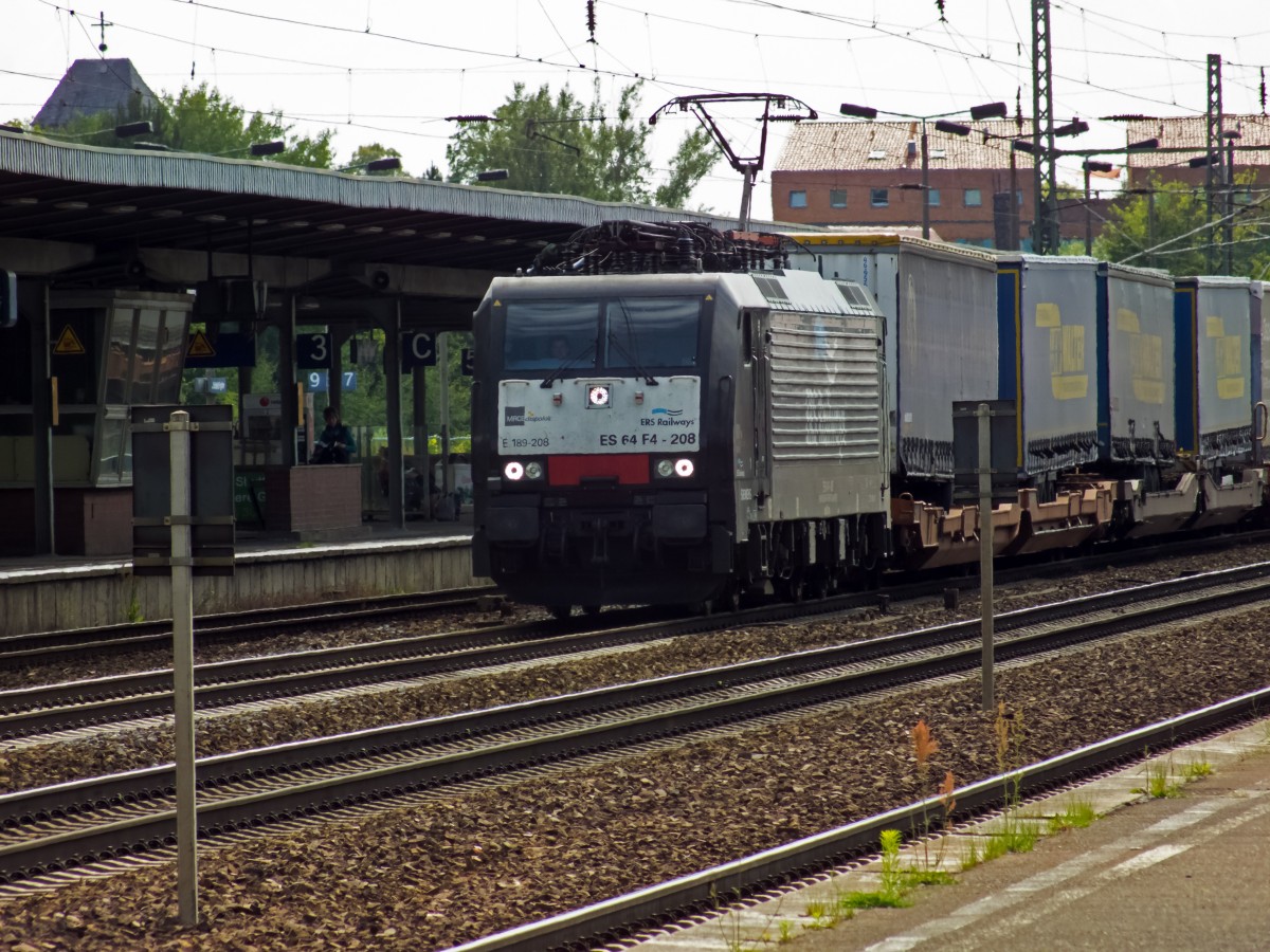 Nochmal Trailerzug. ES64F4-208 von MRCE, die für ERS unterwegs ist, durchfährt den Bahnhof Schönefeld. Hier die Variante mit reichlich Tele.