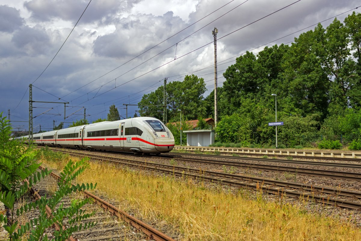 Nur selten sind auf der Verbindung von Braunschweig nach Magdeburg ICE anzutreffen. Dieser aus TZ 9476 gebildete Zug ist m�glicherweise umgeleitet worden und aus diesem Grund in Niederndodeleben unterwegs.