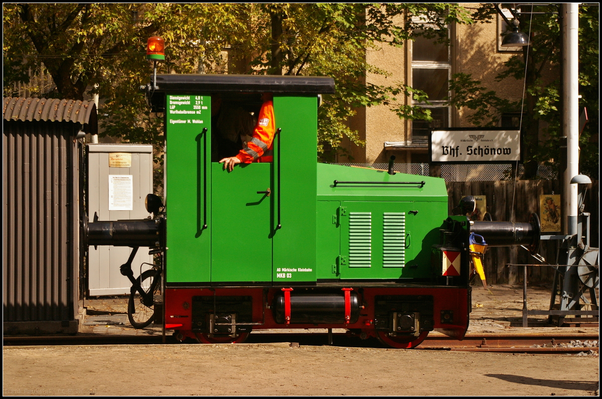 Perfekt stand für ein Profilfoto die Industrielok MKB 03  Fritze  von Diema, Baujahr 1967 im Bahnhof Schönow der AG Märkische Kleinbahn e.V. am Tag der offenen Tür am 10.09.2017 in Berlin-Lichterfelde. Sie wurde für Führerstandmitfahrten eingesetzt.