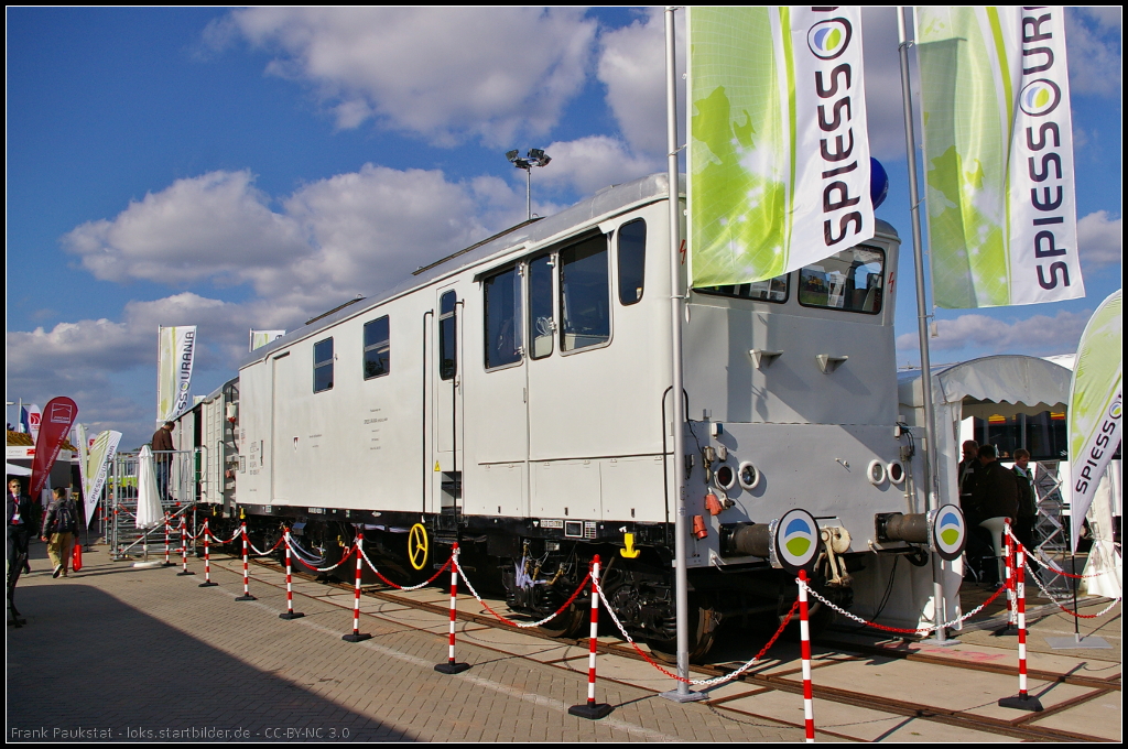 Privatbauwagen D-SPU 60 80 092 4030-0 auf der InnoTrans 2014.

Dieser Wagen gehört zu einem kompletten Spritzzug der Firma Spiess-Urania Chemicals GmbH aus Hamburg. Dieser Zug wird eingesetzt um Unkraut mittels Herbiziden zu bekämpfen. An dem Privatbauwagen sind die Spritzdüsen für die Verteilung des Bekämpfungsmittels angebracht. Der Zug stand während der InnoTrans 2014 in Berlin auf dem Außengelände.
