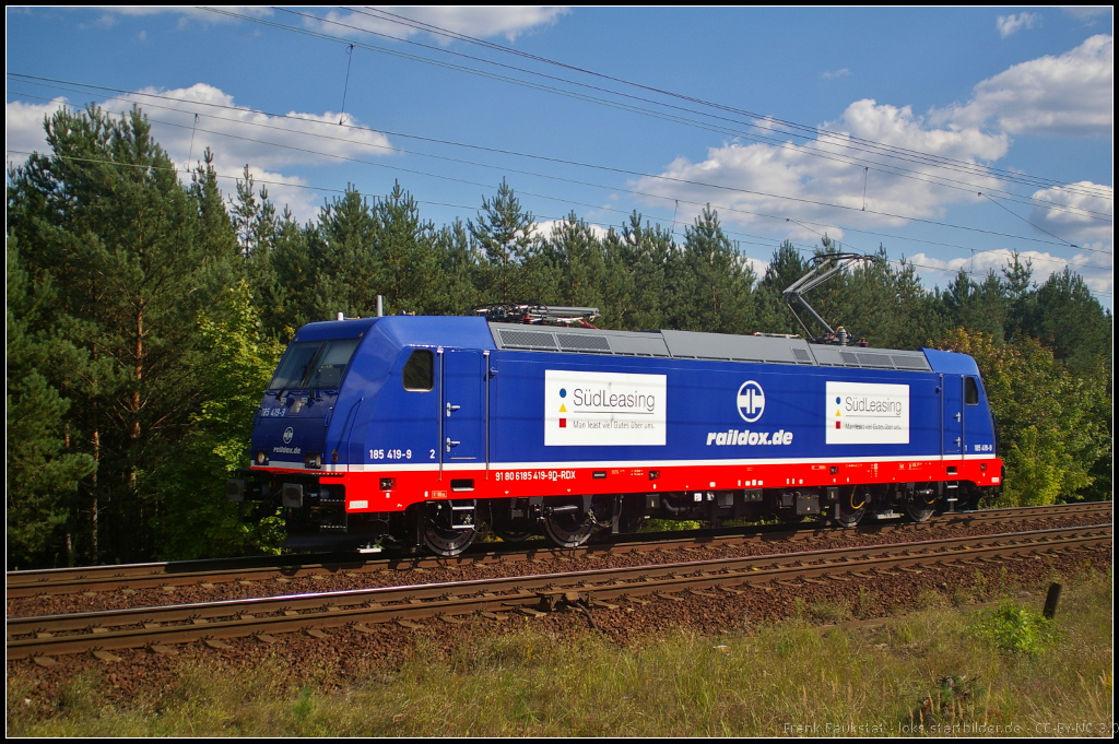 Raildox 185 419-9  SüdLeasing  solo am 28.08.2014 durch die Berliner Wuhlheide (NVR-Nummer 91 80 6185 419-9 D-RDX)