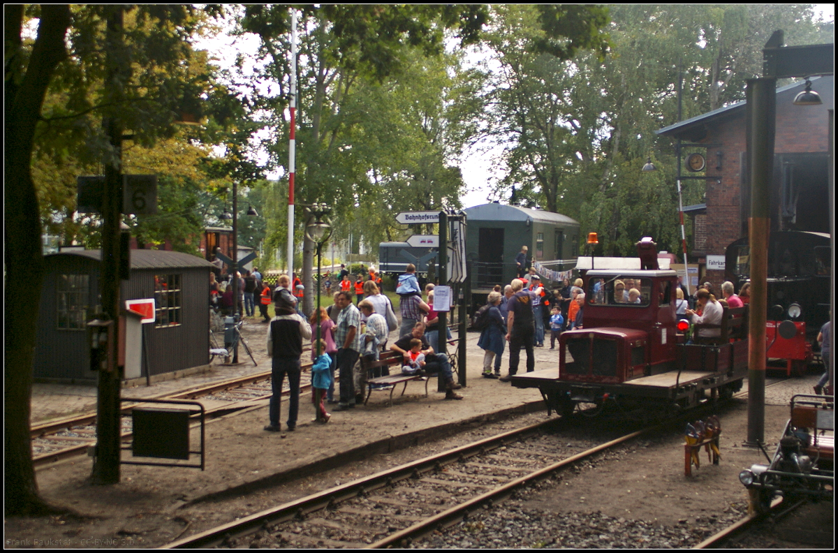 Reges treiben herrschte am 10.09.2017 beim Tag der offenen Tür der AG Märkische Kleinbahn e.V. bei guten Wetter im Bahnhof Schönow Goerzallee in Berlin-Lichterfelde. Die Fahrten für die Pendelfahrten, auch mit dem Skl auf der Stammstrecke, waren sehr schnell vergriffen.