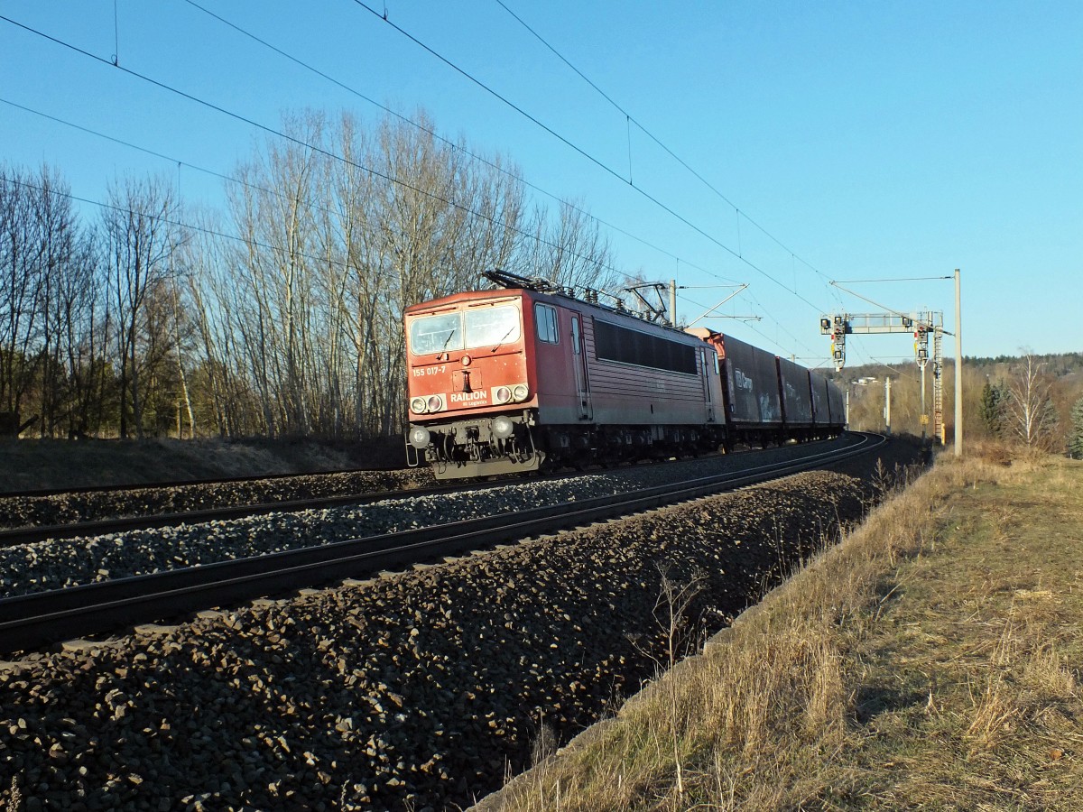 Relativ rar sind G�terz�ge in der Umgebung von Erfurt. 155 017 macht da eine Ausnahme, als sie am sp�ten Nachmittag des 12.3.14 mit einem gemischten G�terzug durch Erfurt-Bischleben der Sonne entgegen f�hrt.