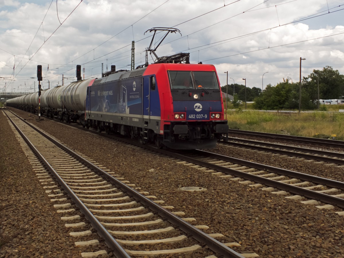 SBB Cargo hat seinerzeit wohl zu viele Loks der Baureihe 482 gekauft. Denn schon seit Jahren wird deren zweite Bauserie in weiten Teilen vermietet. So gelangte 482 037 an Railpool, von wo aus sie an die InfraLeuna weitervermietet wurde. Mit einem zu diesem Unternehmen durchaus passenden Kesselwagenganzzug durchfährt sie am 27.06.14 den Bahnhof Schönefeld