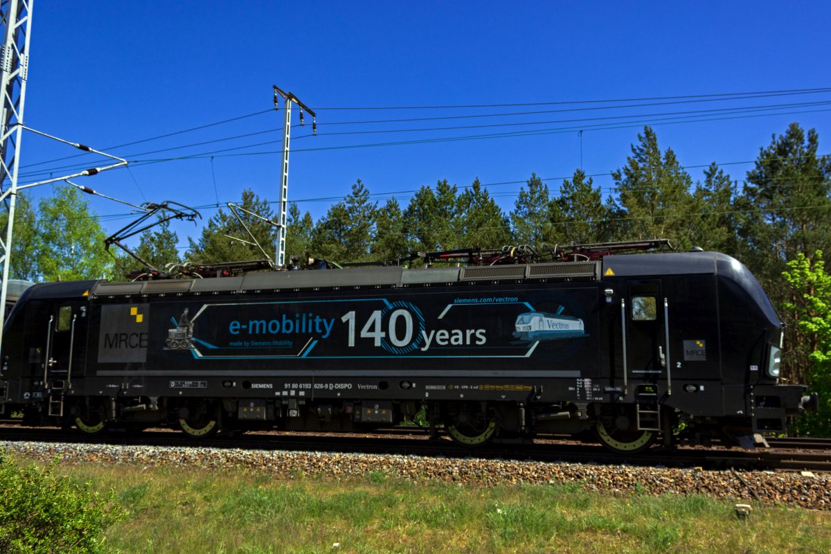 Seit mehreren Jahren kommt die 193 626 als Ersatz f�r defekte eigene Lokomotiven bei PKP Intercity zum Einsatz. Die Lok tr�gt eine Eigenwerbung von Siemens die auf die �ber 140-j�hrige Geschichte des Unternehmens im Bau von elektrischen Lokomotiven hinweist; eine Tradition, die 1879 mit einer der ersten praxistauglichen Elektrolokomotiven begann.