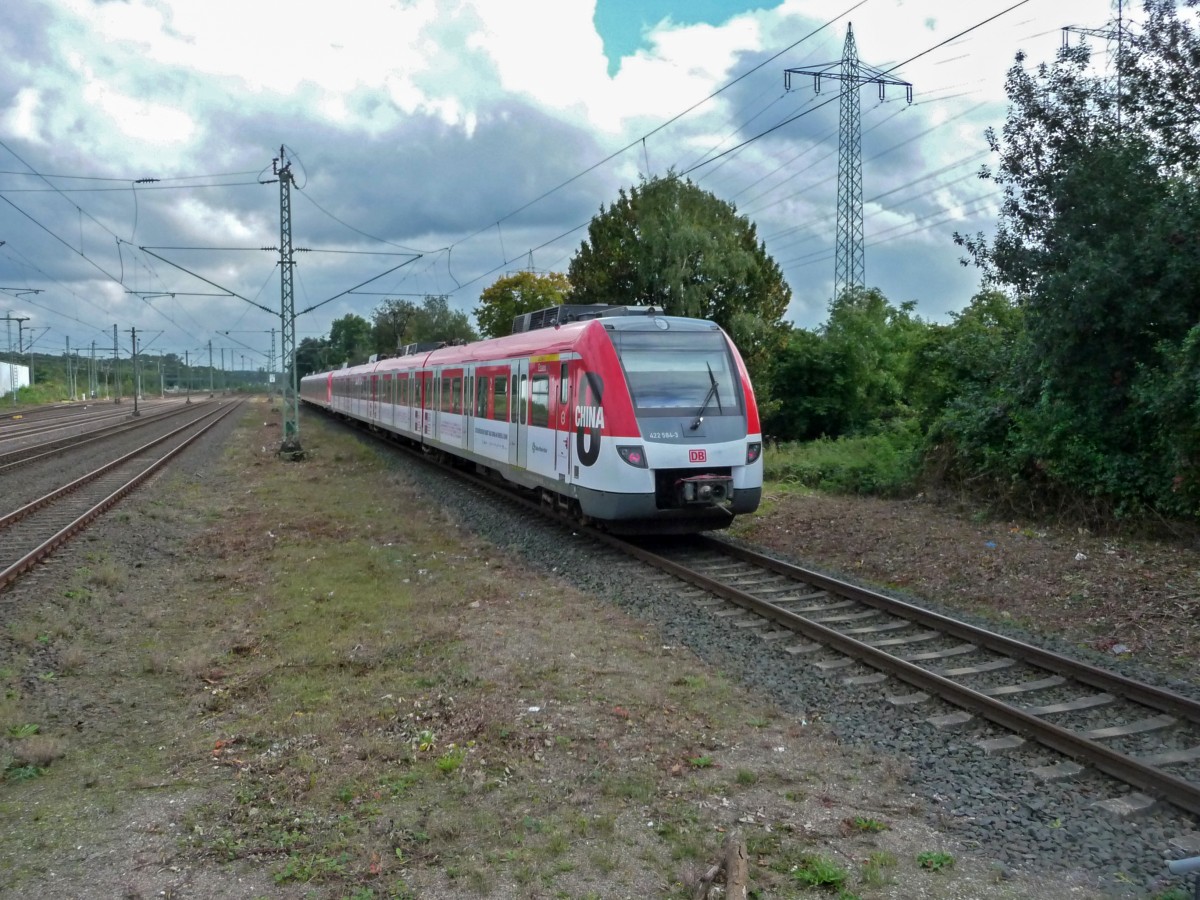 Seit seit einiger Zeit Werbung auf den S-Bahn-Zügen der DB erlaubt ist, wird es vielerorten bunter. Ein bisschen auch in NRW, wo 422 084 mit Werbung für eine chinesische Kunstaustellung durch die Gegend fährt.