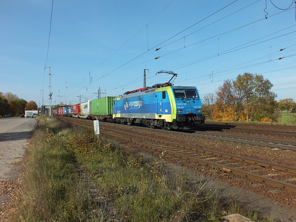 So, hab ich die also auch! EU45-205 der PKP Cargo. Wobei: Die Lok schummelt! Ihr Besitzer ist n�mlich MRCE und registriert ist sie auch in Deutschland (91 80 6189 205-8 D-DISPO). Deshalb auch das Nummernwirrwarr auf der Front. Saarmund, 22.10.13