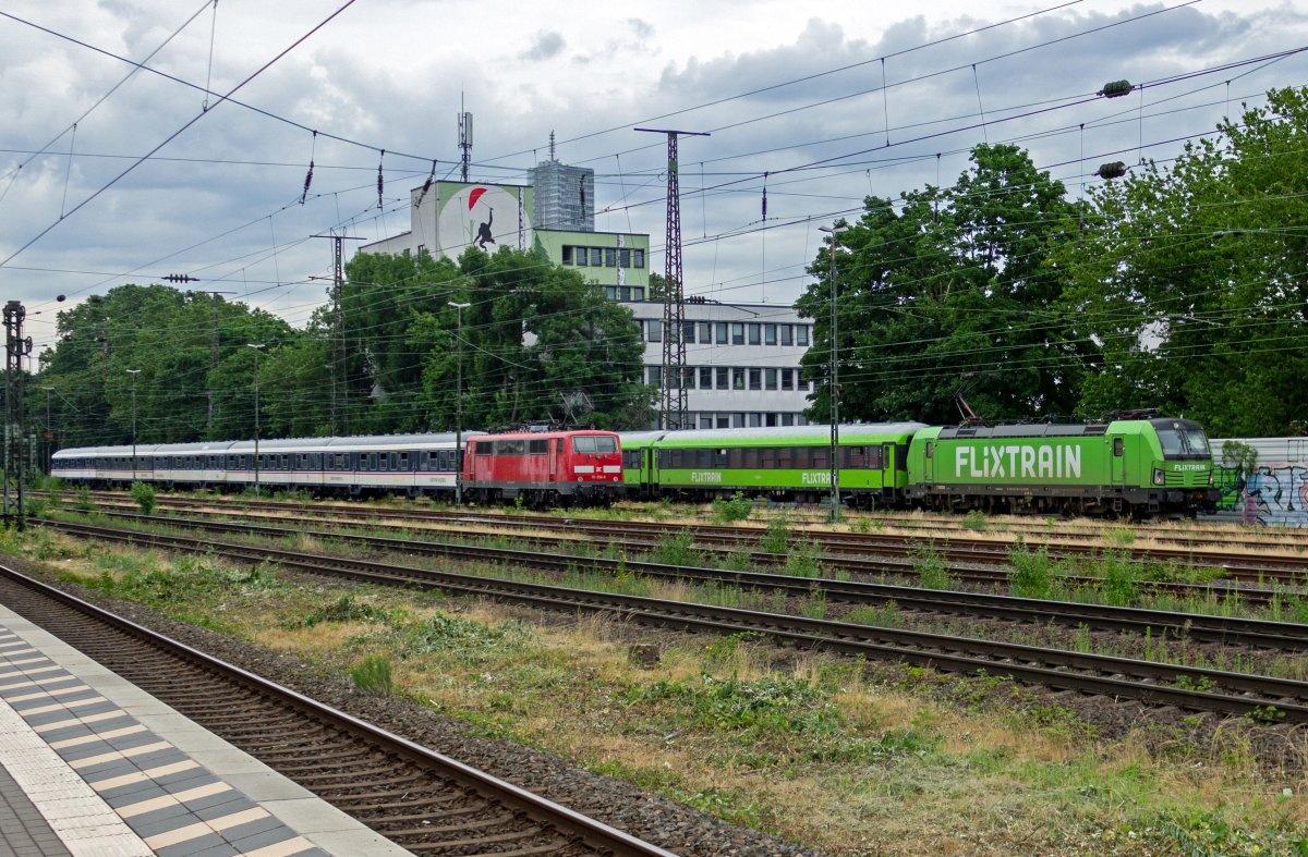 Soeben ist der Flixtrain aus Berlin in K�ln eingetroffen. Bevor die R�ckfahrt angetreten wird, muss die Zuglok 193 861 an das andere Zugende umgesetzt werden. Dazu ist der Zug in den Bahnhof K�ln-West gefahren und h�lt neben einer n-Wagen-Garnitur, die ebenfalls wenig sp�ter ihren Dienst beginnen wird.