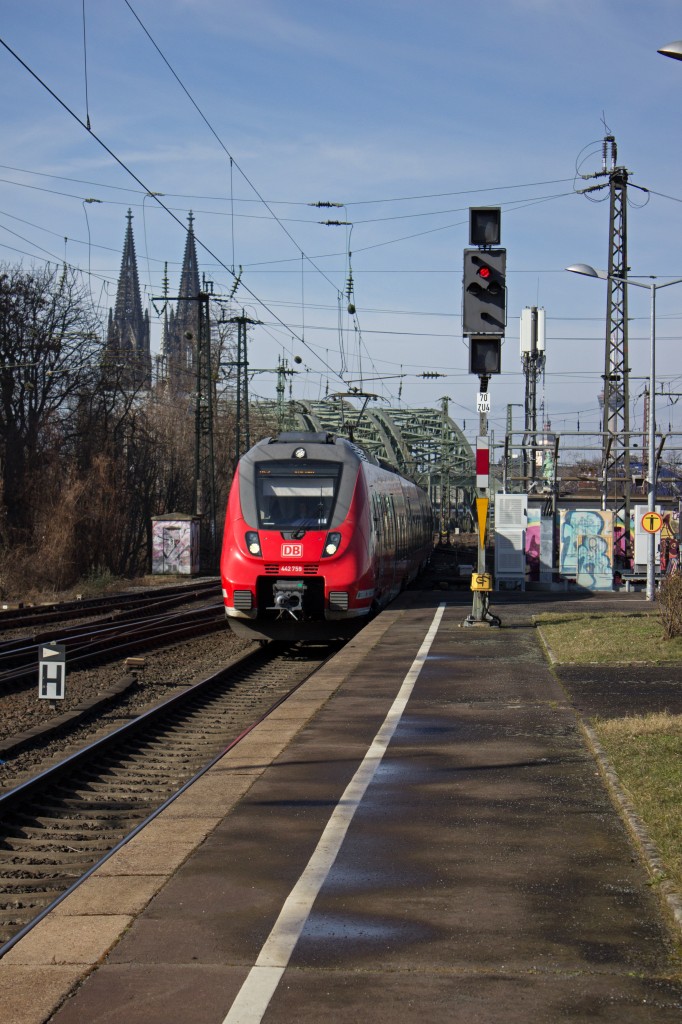TALENT-II-Triebwagen bestimmen das Bild auf der nordrhein-westfälischen RE-Linie 9. Gerade in den Stoßzeiten sind sie immer wieder überfüllt, sodass auch bis zu sechswagige Doppelstockzüge zum Einsatz kommen. Am Vormittag des 25.02.2015 reichten allerdings 442 259 und 258, um den Fahrgastandrang zu bewältigen.