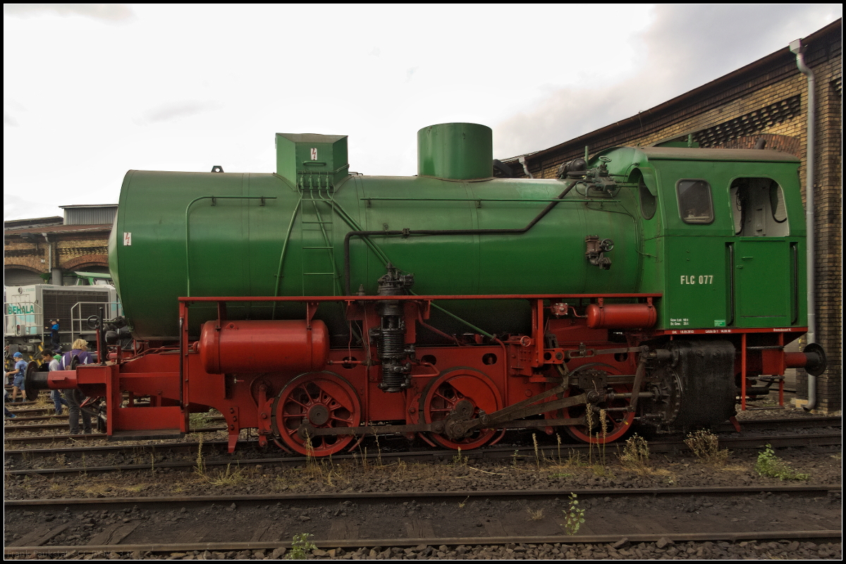 Trotz zunehmender Bewlkung war der Besuch beim 15. Berliner Eisenbahnfest gro. Dennoch konnte man die Loks auch ohne Personen davor fotografieren, wie hier die Dampfspeicherlok FLC 077, die am 15.09.2018 am Lokschuppen im ehemaligen Betriebsbahnhof Berlin-Schneweide stand.