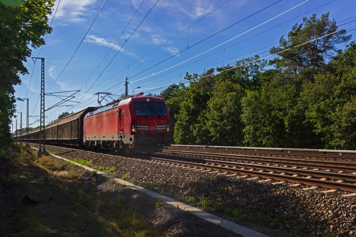 �ber 100 Vectron-Lokomotiven geh�ren mittlerweile zum Bestand von DB Cargo. Nachdem die Lok den Nummernbereich 193 300 - 399 belegten, sind einige weitere Lokomotiven im Nummernbereich ab 193 561 einsortiert. 193 562 passiert am 31.07.2020 das Wasserwerk in Friedrichshagen.
