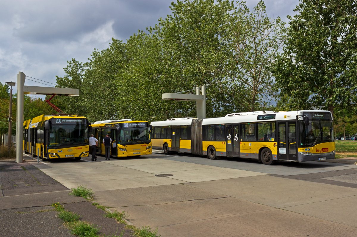 Unter den nach wie vor zahlreichen Bussen der Solaris Urbino III-Familie sticht Wagen 4400 hervor, der als einziger eine LED-Anzeige besitzt, die im Vergleich zu spteren Modellen deutlich blulich schimmert. Im Vergleich mit Wagen 5420 werden auerdem die optischen Vernderungen zur vierten Urbino Generation deutlich.