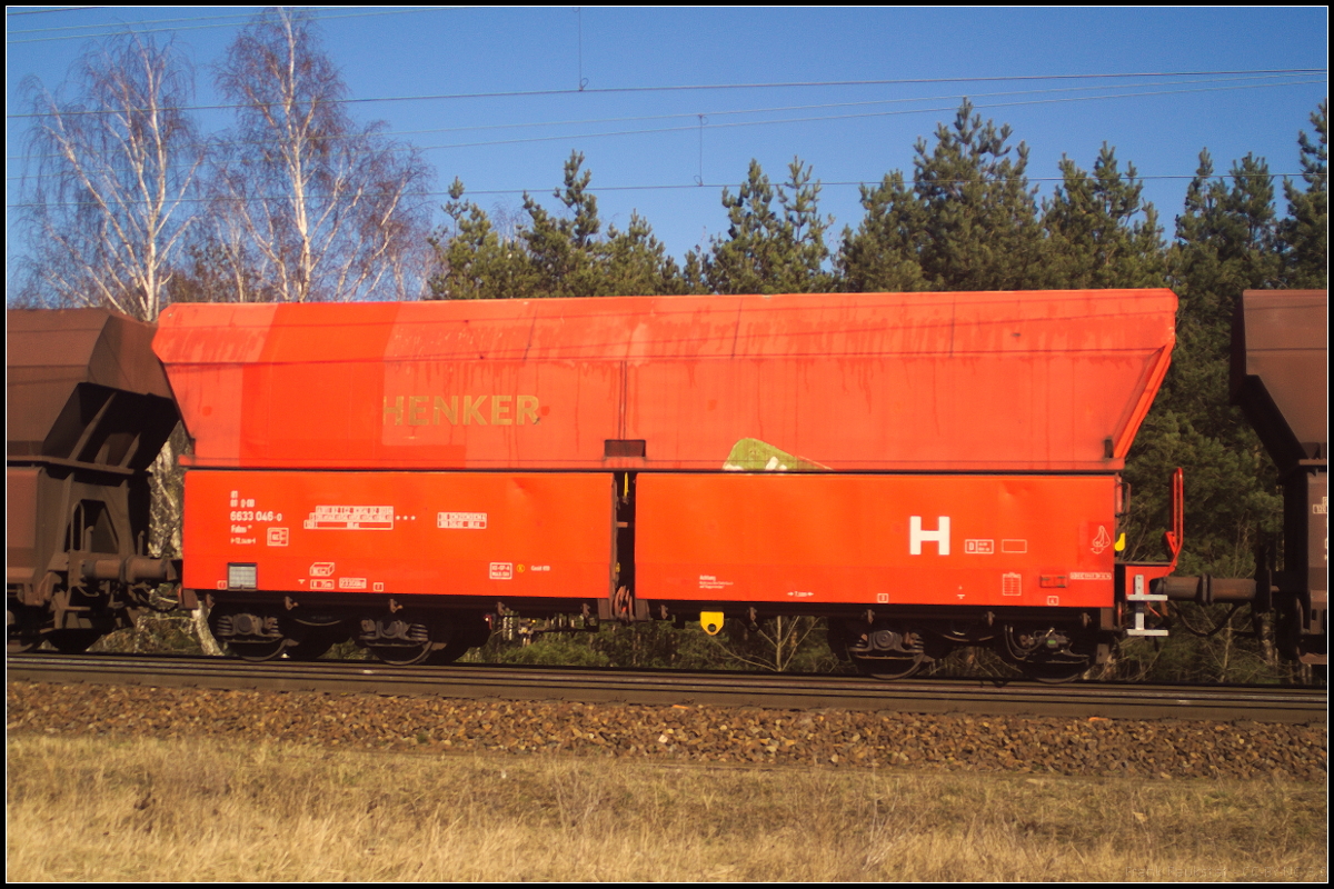 Vierachsiger Offener Drehgestell-Schüttgutwagen mit schlagartiger Schwerkraftentladung der Gattung Falns 181 der DB AG. Hergestellt wurden der Wagen von der rumänischen Firma ROMVAG SA. Insgesamt wurden 100 Stück geliefert (81 80 D-DB 6633 046-0 Falns 181).