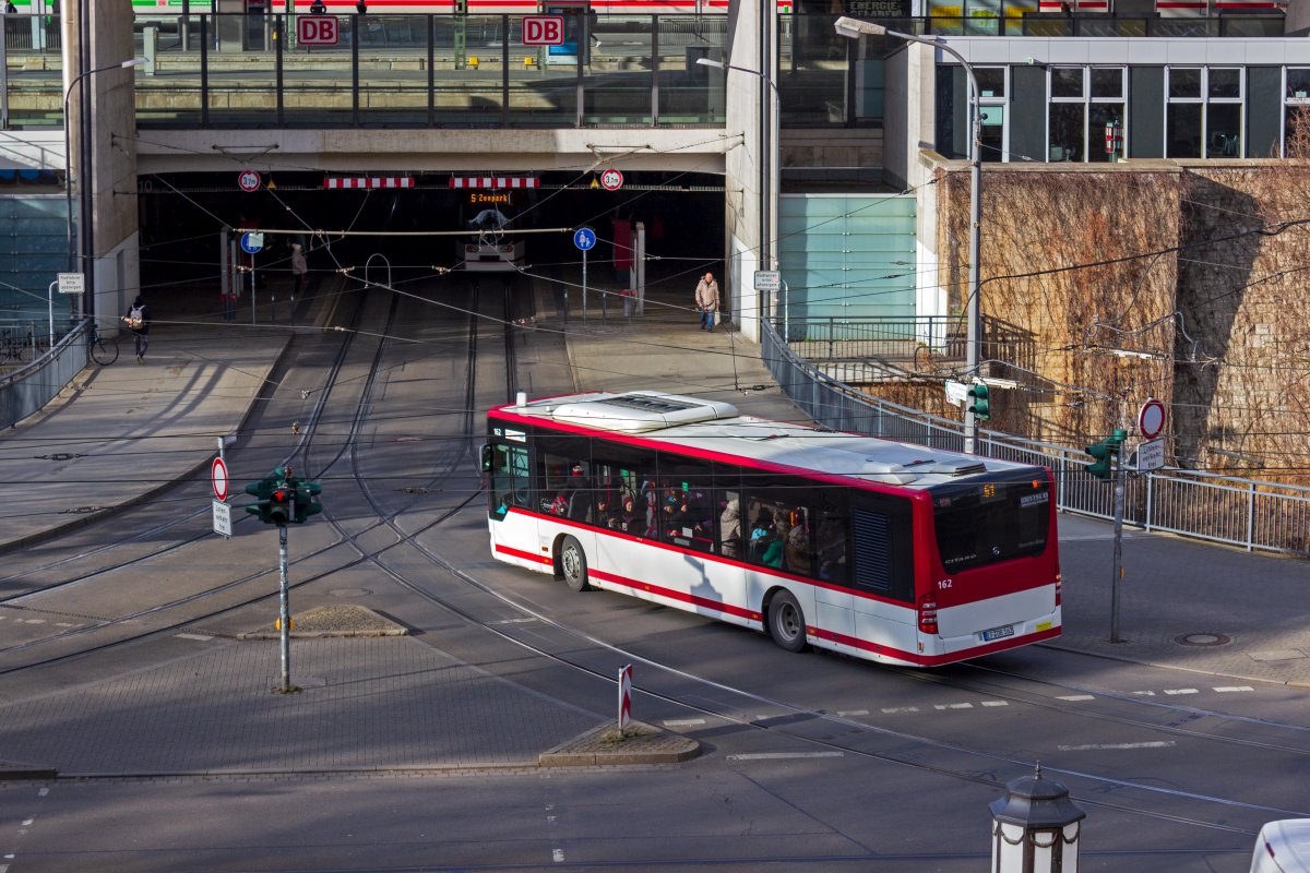 Vom Urbicher Kreuz kommend erreicht Wagen 162 am 12.02.2020 den Erfurter Hbf.