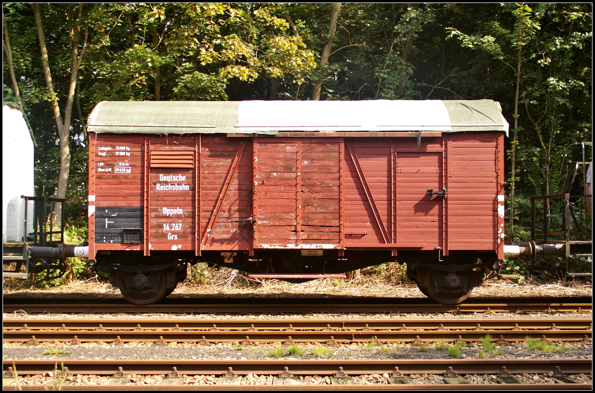 Von dem gedeckten Güterwagen der Gattung Grs aus dem Gattungsbezirk Oppeln wurden rund 1.660 Wagen gebaut. Der Wagen MKB 26 der AG Märkische Kleinbahn e.V. war für den Übergang auf die russische Breitspur eingerichtet und mit einer Dampfheizleitung versehen. Normalerweise saß die Ladeluke rechts, dadurch das der Wagen bei der DR der DDR auch für Truppentransporte eingesetzt wurde, hat man die Ladeluke in die Mitte versetzt. Am Tag der offenen Tür am 10.09.2017 in Berlin-Lichterfelde konnte ich den Wagen in Begleitung eines Vereinsmitglieds fotografieren, da er auf einem Außengleis stand. Danke dafür! (DR Oppeln 14 267 Grs)