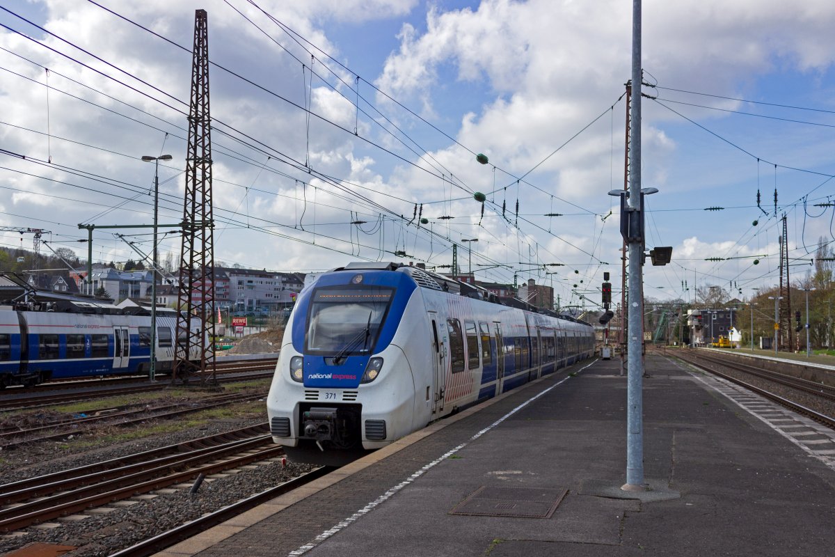 Von K�ln kommend f�hrt 9442 371 von National Express in Wuppertal-Oberbarmen ein, wo der Zug endet und knapp 30 Minuten sp�ter wieder zur�ck fahren wird.