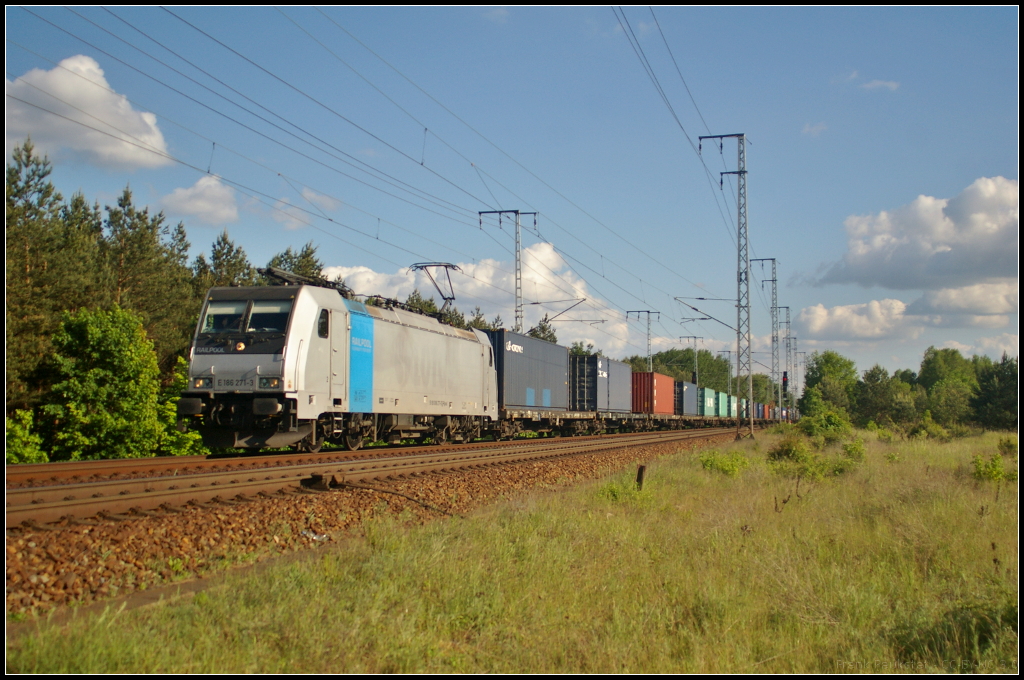 Von RTB Cargo wird E 186 271-3 eingesetzt. Am 26.05.2017 fuhr sie mit einem Containerzug durch die Berliner Wuhlheide