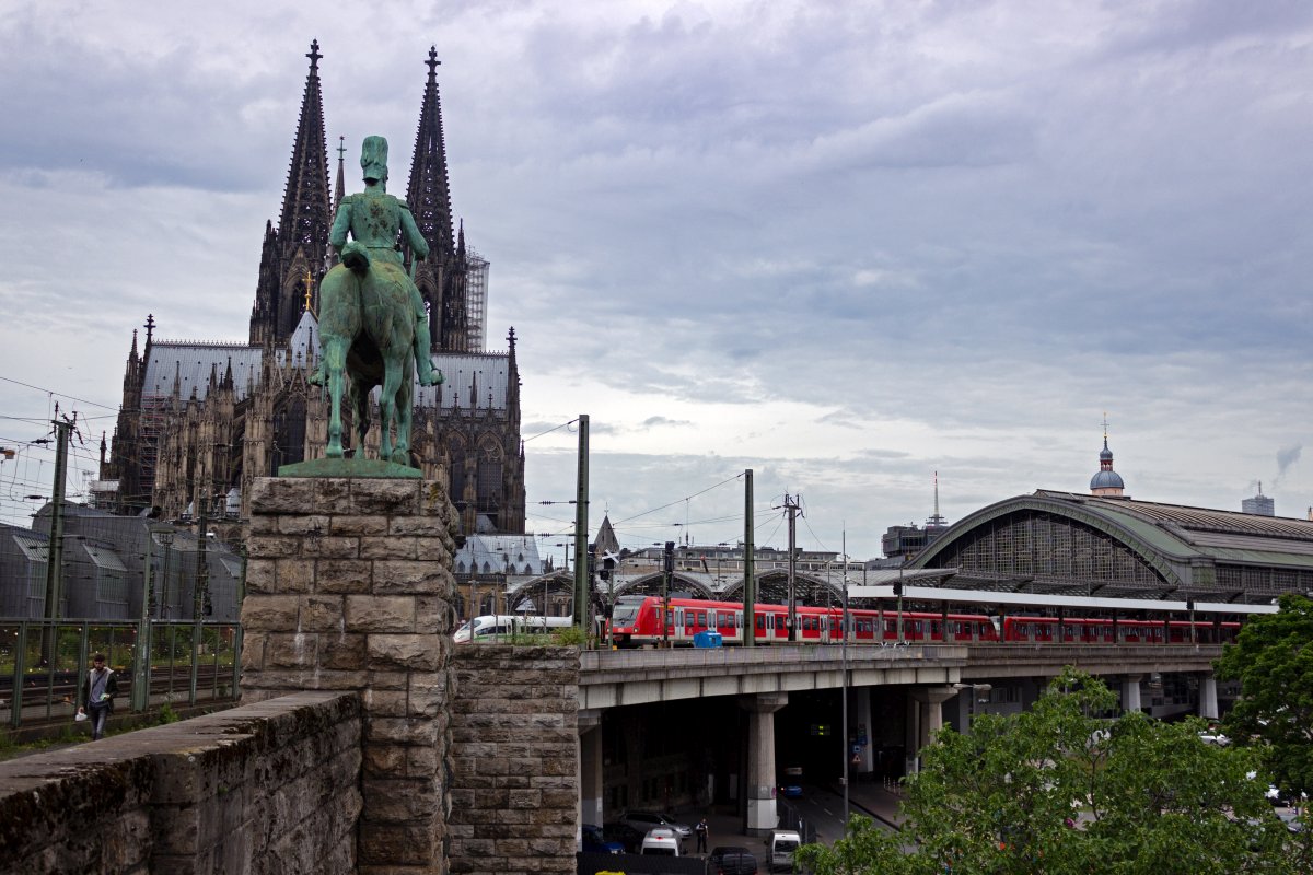 Vor der Kulisse des K�lner Doms verlassen zwei Triebz�ge der Baureihe 422 am 08.07.2021 den K�lner Hauptbahnhof und werden in wenigen Augenblicken die Hohenzollernbr�cke befahren.