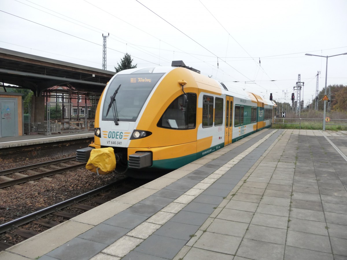 VT646.041 der ODEG f�hrt am 1.11.13 als RB33 nach J�terbog in Michendorf ein.