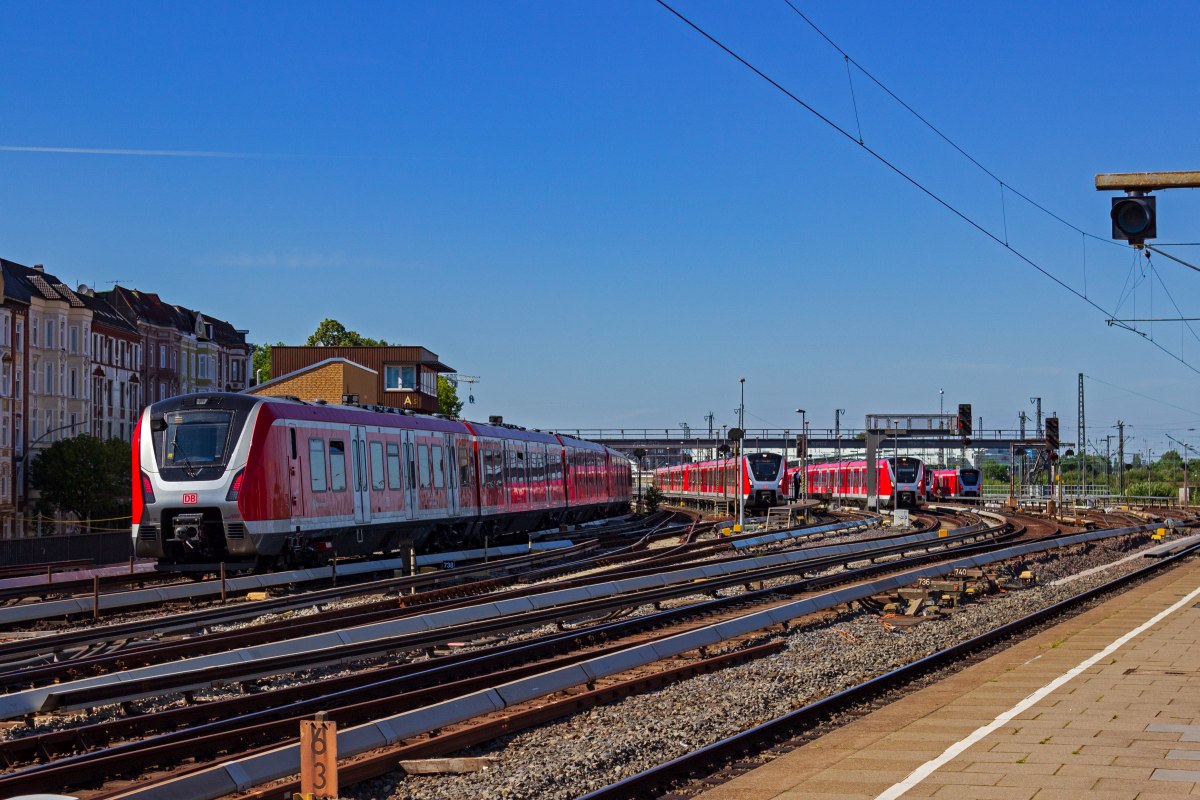 W�hrend 490 100 den Bahnhof Hamburg-Altona verl�sst und als S31 in Richtung Harburg aufbricht, stehen in der Aufstellanlage zahlreiche weitere Z�ge der neuen Baureihe 490 und warten auf Aufgaben im abendlichen Berufsverkehr.