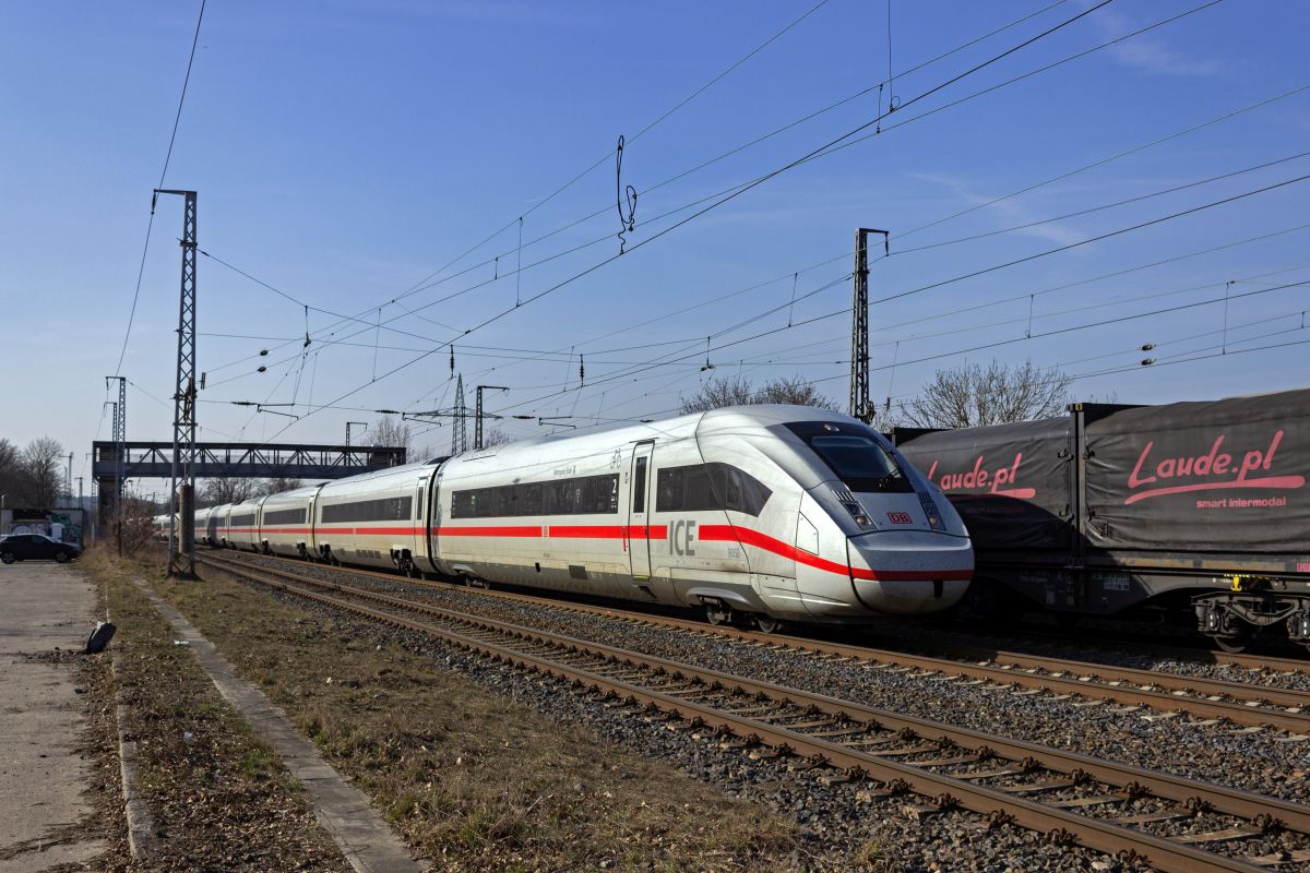 W�hrend auf dem Hauptgleis in Richtung Westen ein G�terzug einen l�ngeren Zwischenstopp einlegte, durchf�hrt 412 050  Metropole Ruhr  den Bahnhof von Saarmund in Richtung Berlin.