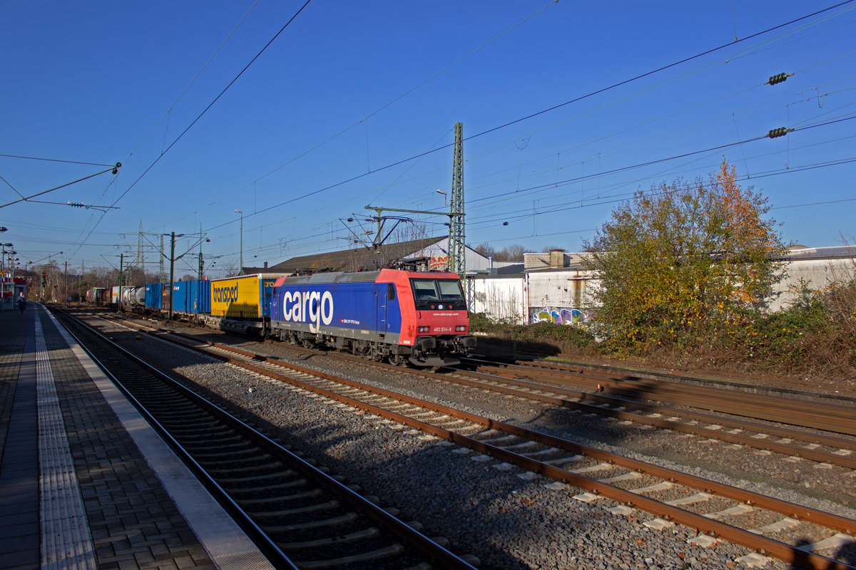W�hrend die Schweiz infrastrukturseitig ein ambitioniertes Konzept verfolgt, um den Gro�teil des Schienennetzes auf ETCS-Betrieb umzur�sten, plant SBB Cargo f�r den innerschweizerischen Verkehr nicht mehr mit der Baureihe 482, die folglich auch - vorerst - keine ETCS-Ausr�stung erh�lt. Schon seit l�ngerer Zeit sind daher zahlreiche Loks dieser Baureihe vermietet. 482 034 ist noch f�r SBB Cargo unterwegs und durchf�hrt mit einem KLV-Zug am 04.12. D�sseldorf-Eller.