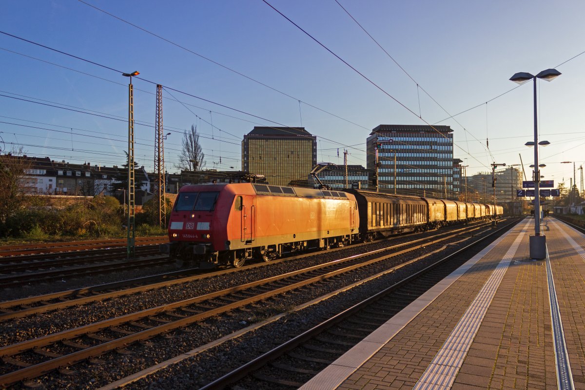 Whrend viele Loks der Baureihe 145 in den letzten Monaten an die MEG und RBH verkauft wurden, gehrt 145 044 nach wie vor DB Cargo und fhrt am 04.12.19 im letzten Licht durch Dsseldorf-Rath in Richtung Norden.