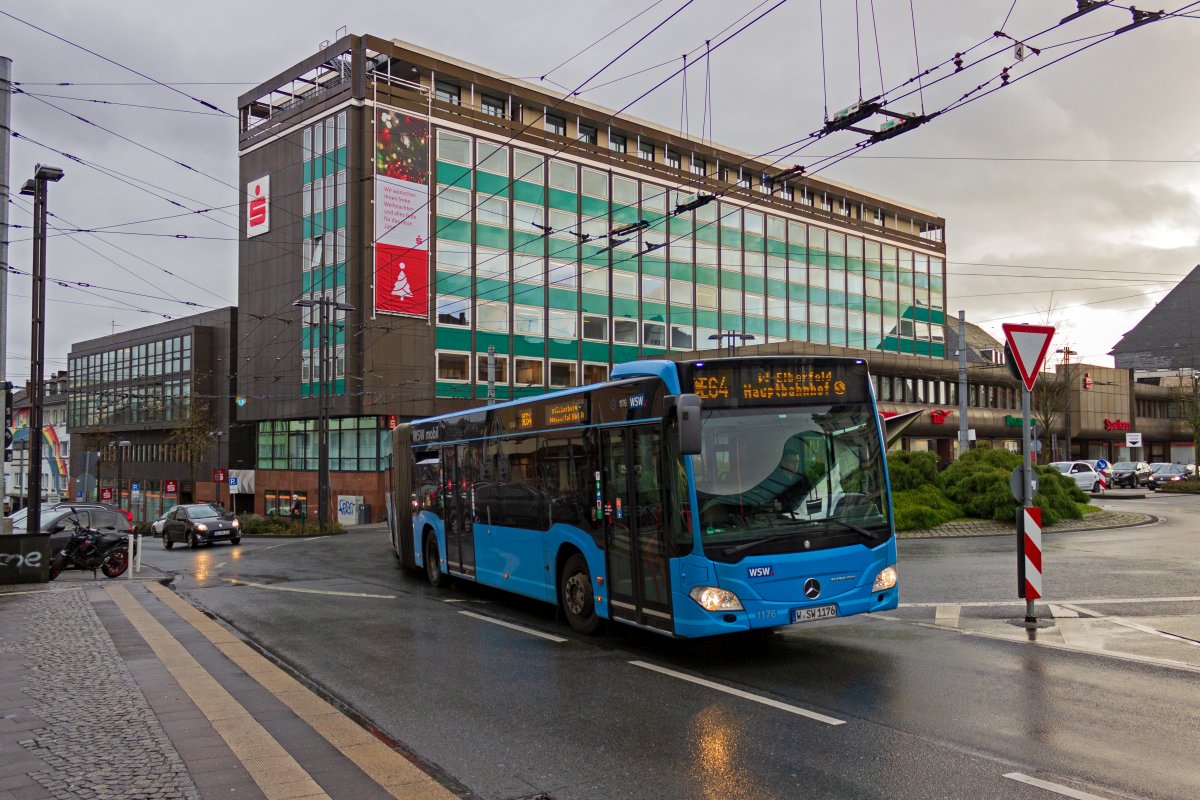 Wagen 1176 der WSW beginnt am Nachmittag des 28.12.21 seine Fahrt von Solingen nach Wuppertal in der Innenstadt der Klingenstadt.