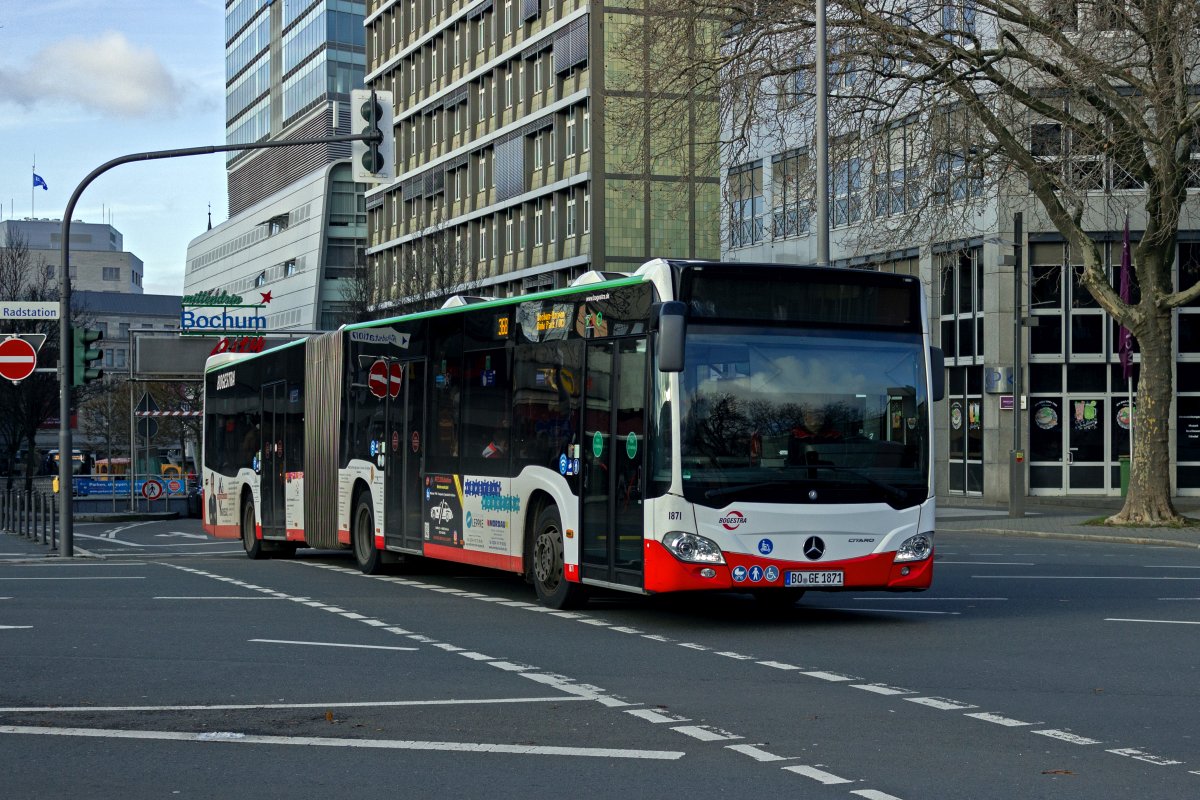 Wagen 1871 der BoGeStra wird in Krze die Gleise des Bochumer Hauptbahnhofs unterqueren.