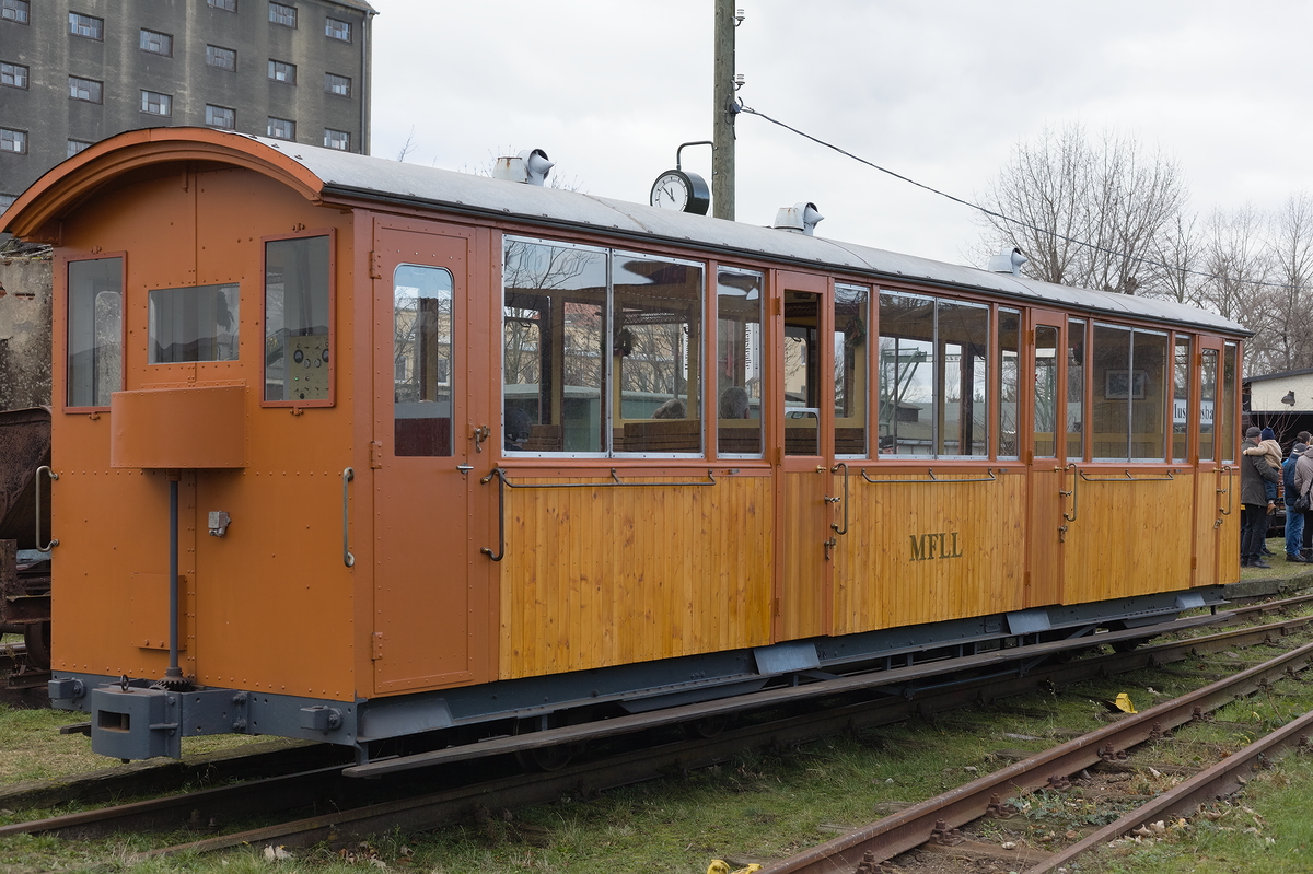 Wagen 22 der Museumsfeldbahn Leipzig-Lindenau e.V. bei den Glühweinfahrten am 29.12.2023. Leider zu weit links an den Rand gesetzt und Dach abgesägt.