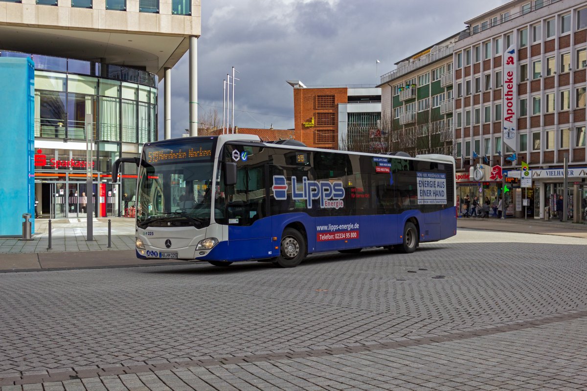 Wagen 225, der im Auftragsverkehr fr die HST unterwegs ist, wirbt fr einen lokalen Heizl- und Gashndler. Hier ist der Bus auf der Linie 519 in Richtung Herdecke unterwegs.