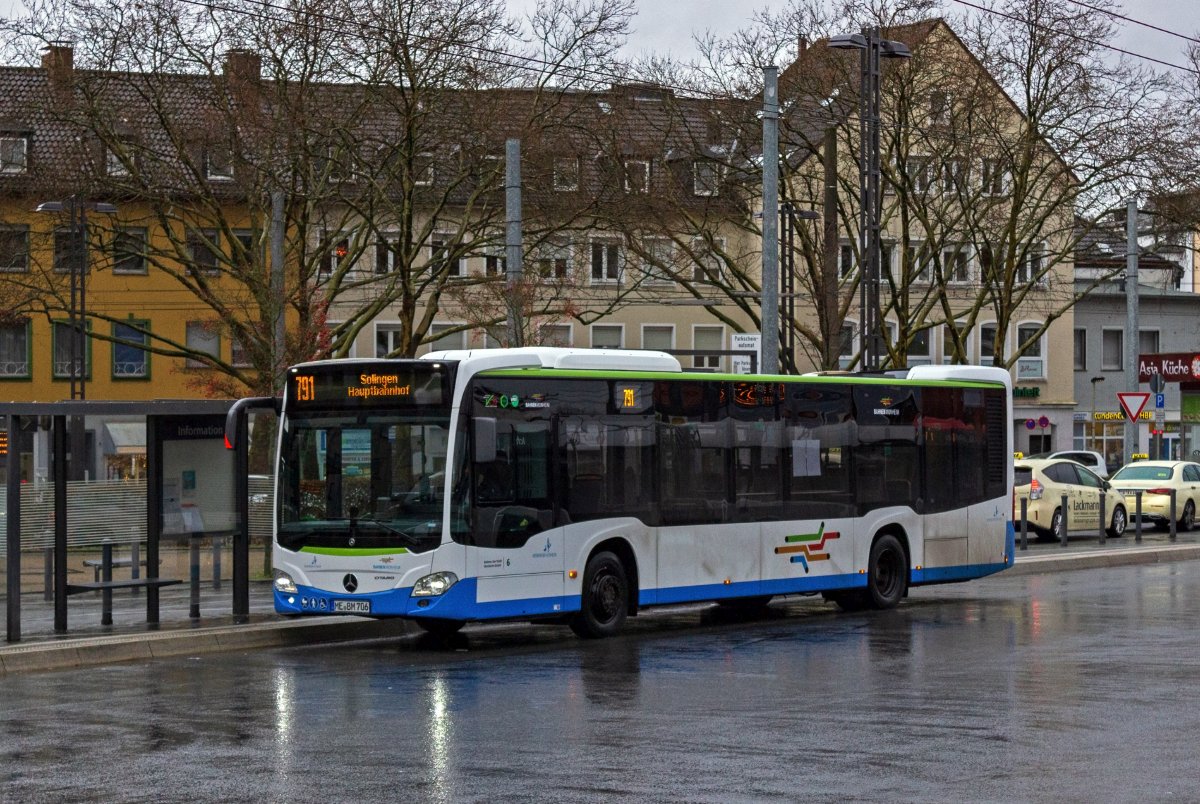 Wagen 6 der Bahnen der Stadt Monheim ist auf der Linie 791 am Solinger Hauptbahnhof angekommen.