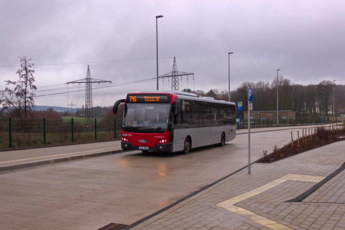 Wagen 7860 der Dsseldorfer Rheinbahn dreht am 24.12.2020 eine Runde ber den leeren P+R-Platz am Haltepunkt Hahnenfurth/Dssel. Fahrgste waren mit den letzten zwei Zgen der Linie S 28 keine angekommen.