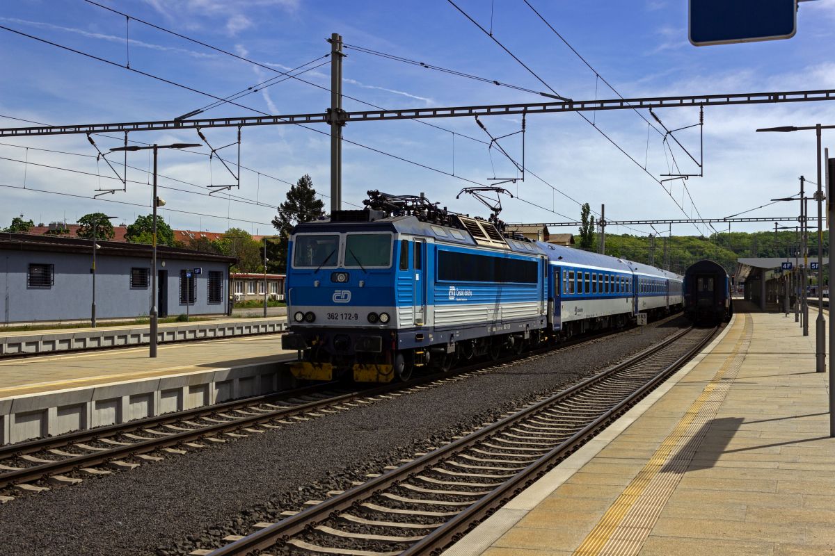 Wegen Bauarbeiten in der N�he von Brno fuhr die Rychl�k-Linie R9 im Fr�hjahr 2024 nur bis Křižanov. Mit R981 steht 362 172 am 28.04.2024 im Bahnhof Vršovice bereit.